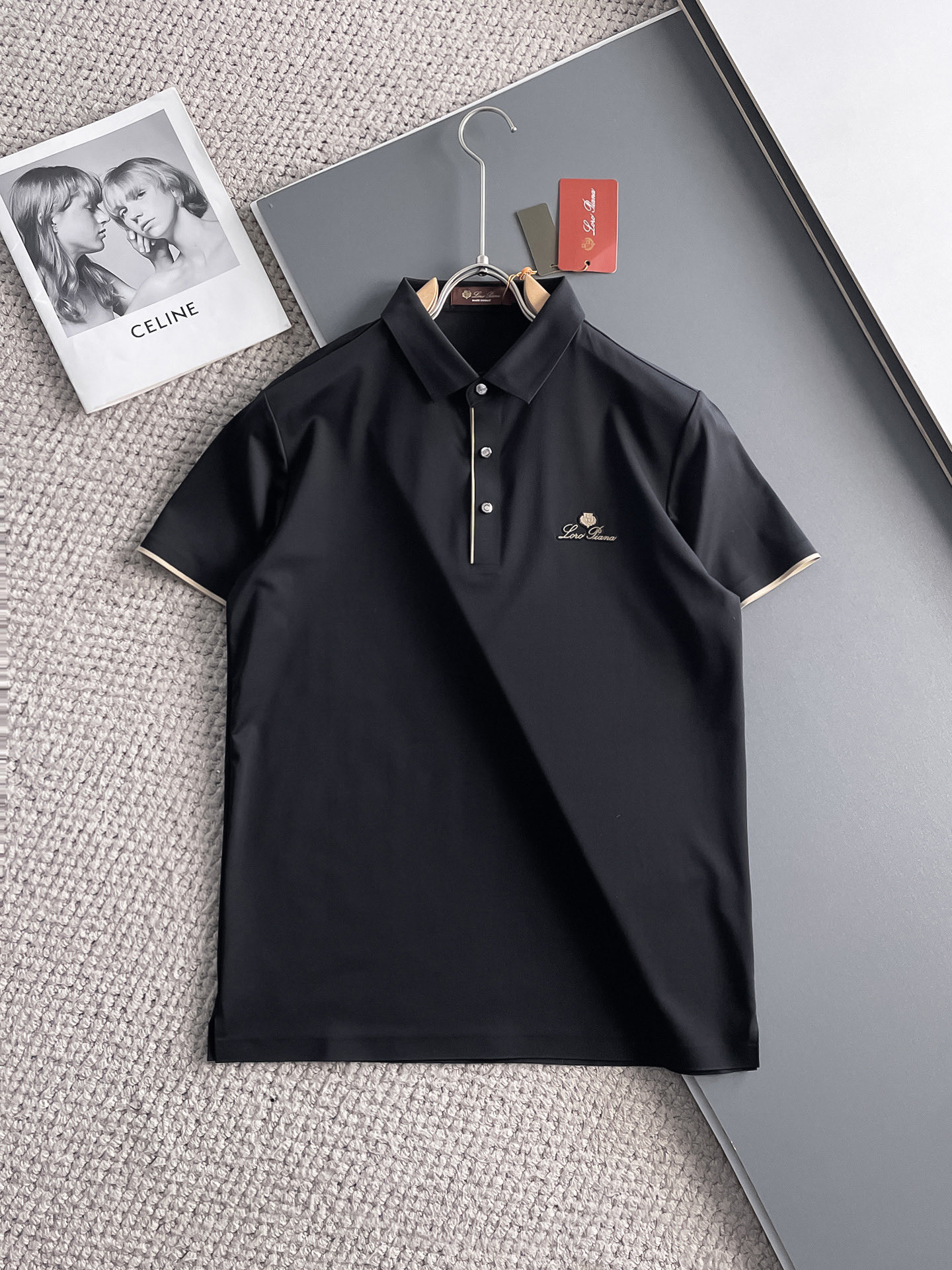 NO:140584,LP High-end Business White-collar workers are a must-have item for individuals in the unit!  Seizure-free pressed gel ice silk casual business short-sleeved Polo, technology fabric, ice silk traceless, very good body feel, smooth feel and great texture!  Good elasticity, no sense of restraint, the fabric has its own breathable mesh, moisture absorption and sweating, quick drying and keeping it dry, small lapel placket-breasted design, showing a straight posture, not soft pedal, simple style, can be used for business and leisure, highly recommended!  High-elastic ice silk, the touch is as smooth as jade silk, clean and neat, and elegant and gentlemanly. The high-end materials are the key to the fabric, the quality control must be used. The feel is extremely delicate and smooth, the fabric has a good gloss and upper body skeleton feel, so we can greet mature and quality men's clothing!  Sweat in summer and dry in seconds, a brand new experience Business commuting and leisure M-4XL, loro piano, T-shirt, alexander wang19860909LP 高端商务 白领 单位人士必入单品！ 无痕压胶冰丝休闲商务短袖Polo,科技面料,冰丝无痕,体感非常棒,手感顺滑质感很棒！弹性好,无任何束缚感,面料自带透气网孔,吸湿排汗,速干保持干爽,小翻领门襟排扣设计,展露挺拔姿态,不软踏,简约款式,商务休闲都可驾驭,强烈推荐！高弹冰丝,触感堪比玉蚕丝一样丝滑,干净利落,儒雅绅士风度.高级材质,重点就是面料上,品控的必上,手感极其细腻光滑,面料光泽感和上身骨架感好,打招成熟品质男装！夏天出汗秒干,全新体验 商务通勤休闲 M-4XL,,loro piana,T-shirt,alexander wang,Men's clothing