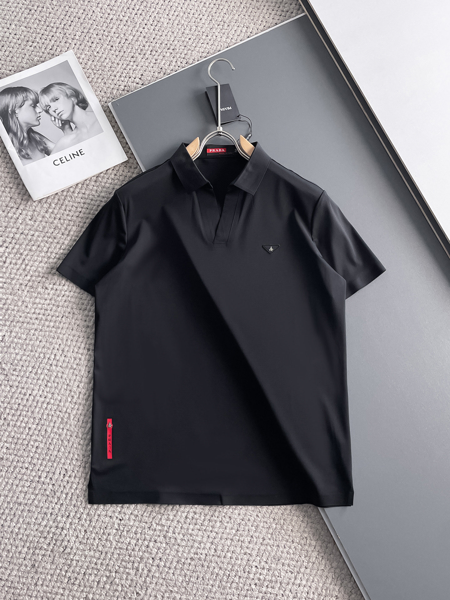 NO:140587,Prada High-end Business White-collar workers are a must-have item for individuals in the unit!  Seizure-free pressed gel ice silk casual business short-sleeved Polo, technology fabric, ice silk traceless, very good body feel, smooth feel and great texture!  Good elasticity, no sense of restraint, the fabric has its own breathable mesh, moisture absorption and sweating, quick drying and keeping it dry, small lapel placket-breasted design, showing a straight posture, not soft pedal, simple style, can be used for business and leisure, highly recommended!  High-elastic ice silk, the touch is as smooth as jade silk, clean and neat, and elegant and gentlemanly. The high-end materials are the key to the fabric, the quality control must be used. The feel is extremely delicate and smooth, the fabric has a good gloss and upper body skeleton feel, so we can greet mature and quality men's clothing!  Sweat in summer and dry in seconds, a brand new experience Business commuting and leisure M-4XL, prada, T-shirt, alexander wang19860909普拉达 高端商务 白领 单位人士必入单品！ 无痕压胶冰丝休闲商务短袖Polo,科技面料,冰丝无痕,体感非常棒,手感顺滑质感很棒！弹性好,无任何束缚感,面料自带透气网孔,吸湿排汗,速干保持干爽,小翻领门襟排扣设计,展露挺拔姿态,不软踏,简约款式,商务休闲都可驾驭,强烈推荐！高弹冰丝,触感堪比玉蚕丝一样丝滑,干净利落,儒雅绅士风度.高级材质,重点就是面料上,品控的必上,手感极其细腻光滑,面料光泽感和上身骨架感好,打招成熟品质男装！夏天出汗秒干,全新体验 商务通勤休闲 M-4XL,,prada,T-shirt,alexander wang,Men's clothing