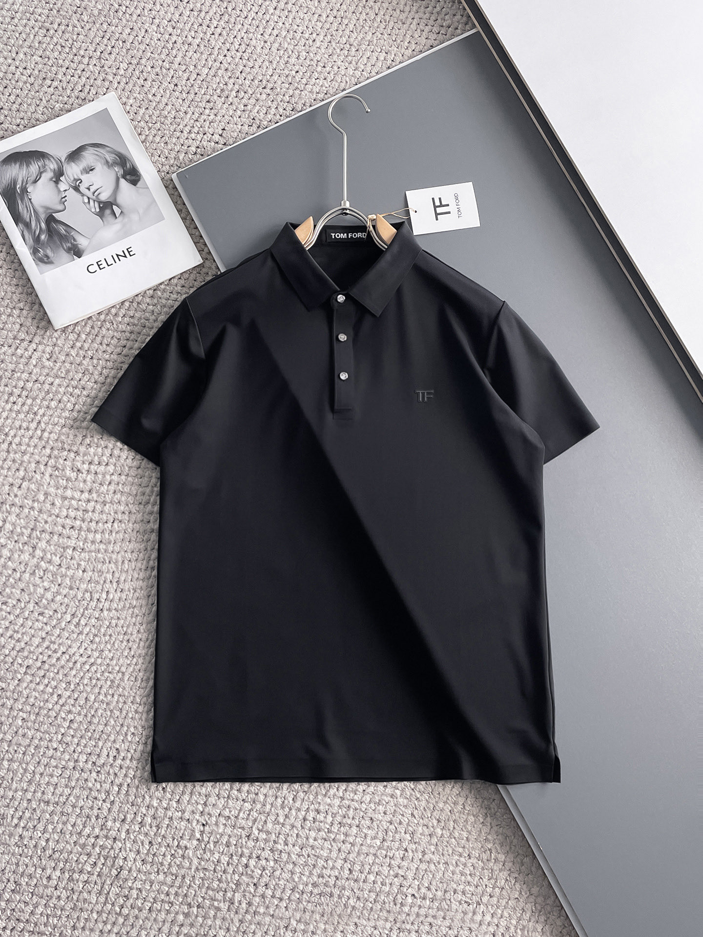 NO:140590,Tom Ford High-end Business White-collar workers are a must-have item for individuals in the unit!  Seizure-free pressed gel ice silk casual business short-sleeved Polo, technology fabric, ice silk traceless, very good body feel, smooth feel and great texture!  Good elasticity, no sense of restraint, the fabric has its own breathable mesh, moisture absorption and sweating, quick drying and keeping it dry, small lapel placket-breasted design, showing a straight posture, not soft pedal, simple style, can be used for business and leisure, highly recommended!  High-elastic ice silk, the touch is as smooth as jade silk, clean and neat, and elegant and gentlemanly. The high-end materials are the key to the fabric, the quality control must be used. The feel is extremely delicate and smooth, the fabric has a good gloss and upper body skeleton feel, so we can greet mature and quality men's clothing!  Sweat in summer and dry instantly, a brand new experience Business commuting and leisure M-4XL, T-shirt, alexander wang19860909汤姆福特 高端商务 白领 单位人士必入单品！ 无痕压胶冰丝休闲商务短袖Polo,科技面料,冰丝无痕,体感非常棒,手感顺滑质感很棒！弹性好,无任何束缚感,面料自带透气网孔,吸湿排汗,速干保持干爽,小翻领门襟排扣设计,展露挺拔姿态,不软踏,简约款式,商务休闲都可驾驭,强烈推荐！高弹冰丝,触感堪比玉蚕丝一样丝滑,干净利落,儒雅绅士风度.高级材质,重点就是面料上,品控的必上,手感极其细腻光滑,面料光泽感和上身骨架感好,打招成熟品质男装！夏天出汗秒干,全新体验 商务通勤休闲 M-4XL,,T-shirt,alexander wang,Men's clothing