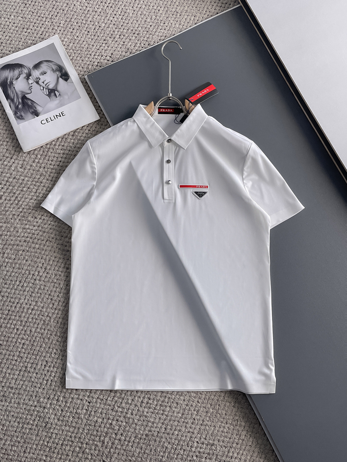 NO:140593,Prada High-end Business White-collar workers are a must-have item for individuals in the unit!  Seizure-free pressed gel ice silk casual business short-sleeved Polo, technology fabric, ice silk traceless, very good body feel, smooth feel and great texture!  Good elasticity, no sense of restraint, the fabric has its own breathable mesh, moisture absorption and sweating, quick drying and keeping it dry, small lapel placket-breasted design, showing a straight posture, not soft pedal, simple style, can be used for business and leisure, highly recommended!  High-elastic ice silk, the touch is as smooth as jade silk, clean and neat, and elegant and gentlemanly. The high-end materials are the key to the fabric, the quality control must be used. The feel is extremely delicate and smooth, the fabric has a good gloss and upper body skeleton feel, so we can greet mature and quality men's clothing!  Sweat in summer and dry in seconds, a brand new experience Business commuting and leisure M-4XL, prada, T-shirt, alexander wang19860909普拉达 高端商务 白领 单位人士必入单品！ 无痕压胶冰丝休闲商务短袖Polo,科技面料,冰丝无痕,体感非常棒,手感顺滑质感很棒！弹性好,无任何束缚感,面料自带透气网孔,吸湿排汗,速干保持干爽,小翻领门襟排扣设计,展露挺拔姿态,不软踏,简约款式,商务休闲都可驾驭,强烈推荐！高弹冰丝,触感堪比玉蚕丝一样丝滑,干净利落,儒雅绅士风度.高级材质,重点就是面料上,品控的必上,手感极其细腻光滑,面料光泽感和上身骨架感好,打招成熟品质男装！夏天出汗秒干,全新体验 商务通勤休闲 M-4XL,,prada,T-shirt,alexander wang,Men's clothing