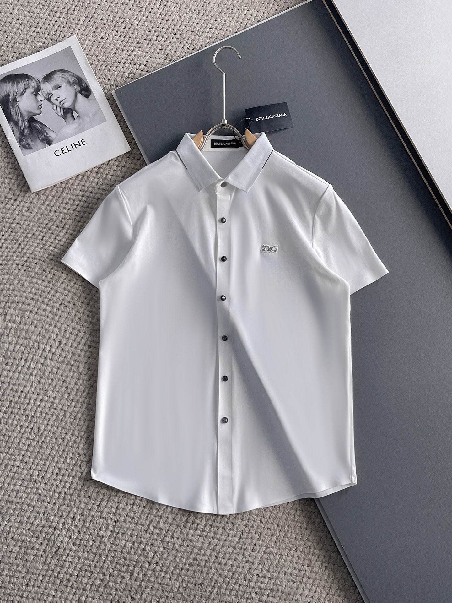 NO:140612,DG High-end Business White-collar workers are a must-have item for individuals in the unit!  Seal-free pressed glue ice silk casual business short-sleeved shirt, technological fabric, ice silk traceless, very good body feel, smooth feel and great texture!  Good elasticity, no sense of restraint, the fabric has its own breathable mesh, moisture absorption and sweating, quick drying and keeping it dry, small lapel placket-breasted design, showing a straight posture, not soft pedal, simple style, can be used for business and leisure, highly recommended!  High-elastic ice silk, the touch is as smooth as jade silk, clean and neat, and elegant and gentlemanly. The high-end materials are the key to the fabric, the quality control must be used. The feel is extremely delicate and smooth, the fabric has a good gloss and upper body skeleton feel, so we can greet mature and quality men's clothing!  Sweat in summer and dry instantly, a brand new experience Business commuting and leisure M-4XL, Dolce & Gabbana,shirts,T-shirt,alexander wang19860909DG 高端商务 白领 单位人士必入单品！ 无痕压胶冰丝休闲商务短袖衬衫,科技面料,冰丝无痕,体感非常棒,手感顺滑质感很棒！弹性好,无任何束缚感,面料自带透气网孔,吸湿排汗,速干保持干爽,小翻领门襟排扣设计,展露挺拔姿态,不软踏,简约款式,商务休闲都可驾驭,强烈推荐！高弹冰丝,触感堪比玉蚕丝一样丝滑,干净利落,儒雅绅士风度.高级材质,重点就是面料上,品控的必上,手感极其细腻光滑,面料光泽感和上身骨架感好,打招成熟品质男装！夏天出汗秒干,全新体验 商务通勤休闲 M-4XL,,Dolce&Gabbana,shirts,T-shirt,alexander wang,Men's clothing