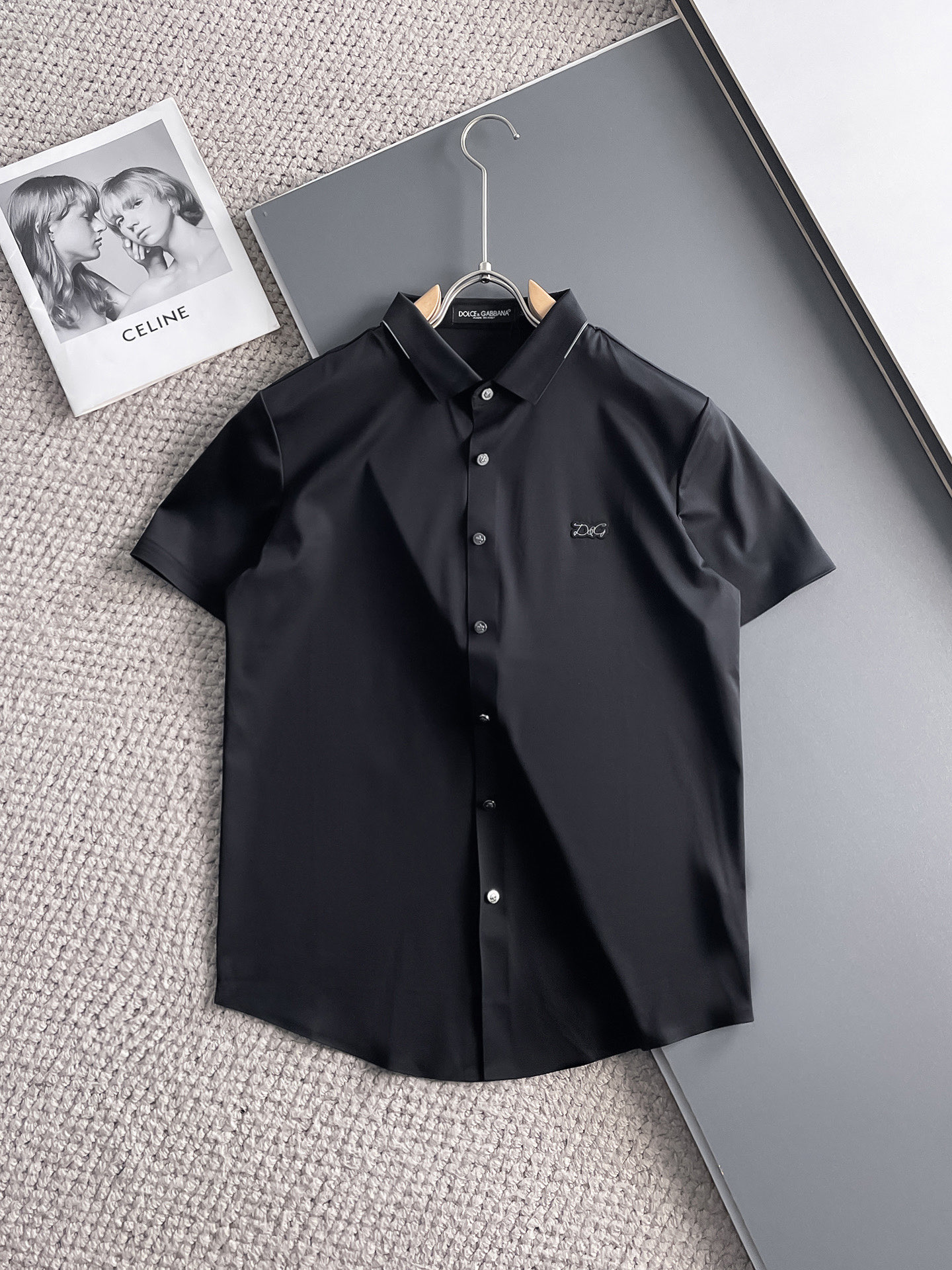 NO:140597,DG High-end Business White-collar workers are a must-have item for individuals in the unit!  Seal-free pressed glue ice silk casual business short-sleeved shirt, technological fabric, ice silk traceless, very good body feel, smooth feel and great texture!  Good elasticity, no sense of restraint, the fabric has its own breathable mesh, moisture absorption and sweating, quick drying and keeping it dry, small lapel placket-breasted design, showing a straight posture, not soft pedal, simple style, can be used for business and leisure, highly recommended!  High-elastic ice silk, the touch is as smooth as jade silk, clean and neat, and elegant and gentlemanly. The high-end materials are the key to the fabric, the quality control must be used. The feel is extremely delicate and smooth, the fabric has a good gloss and upper body skeleton feel, so we can greet mature and quality men's clothing!  Sweat in summer and dry instantly, a brand new experience Business commuting and leisure M-4XL, Dolce & Gabbana,shirts,T-shirt,alexander wang19860909DG 高端商务 白领 单位人士必入单品！ 无痕压胶冰丝休闲商务短袖衬衫,科技面料,冰丝无痕,体感非常棒,手感顺滑质感很棒！弹性好,无任何束缚感,面料自带透气网孔,吸湿排汗,速干保持干爽,小翻领门襟排扣设计,展露挺拔姿态,不软踏,简约款式,商务休闲都可驾驭,强烈推荐！高弹冰丝,触感堪比玉蚕丝一样丝滑,干净利落,儒雅绅士风度.高级材质,重点就是面料上,品控的必上,手感极其细腻光滑,面料光泽感和上身骨架感好,打招成熟品质男装！夏天出汗秒干,全新体验 商务通勤休闲 M-4XL,,Dolce&Gabbana,shirts,T-shirt,alexander wang,Men's clothing