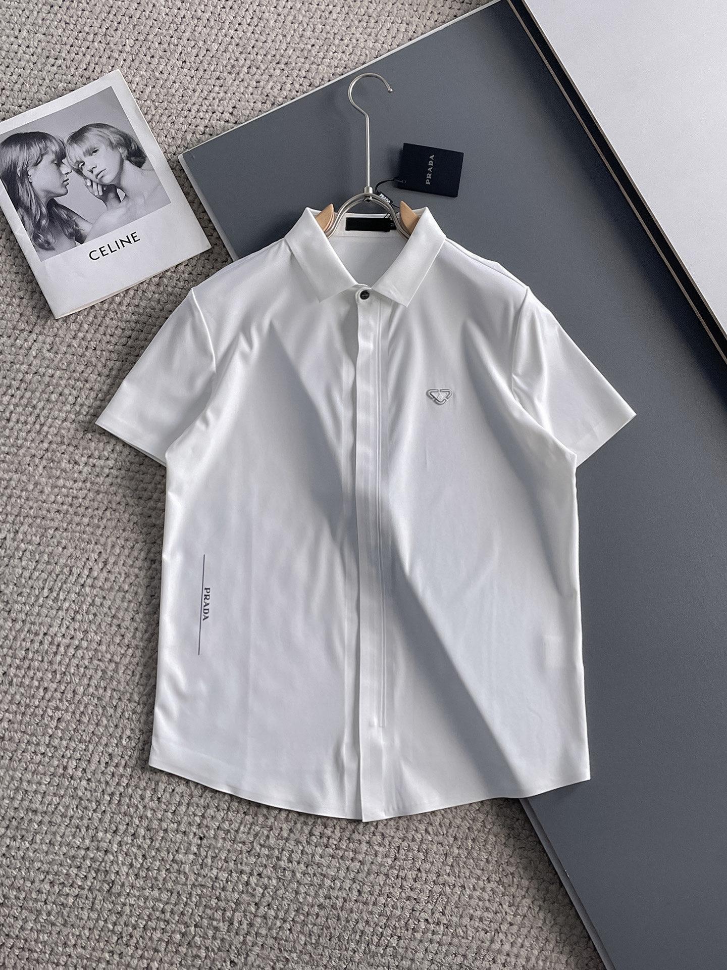 NO:140608,Prada High-end Business White-collar workers are a must-have item for individuals in the unit!  Seal-free pressed glue ice silk casual business short-sleeved shirt, technological fabric, ice silk traceless, very good body feel, smooth feel and great texture!  Good elasticity, no sense of restraint, the fabric has its own breathable mesh, moisture absorption and sweating, quick drying and keeping it dry, small lapel placket-breasted design, showing a straight posture, not soft pedal, simple style, can be used for business and leisure, highly recommended!  High-elastic ice silk, the touch is as smooth as jade silk, clean and neat, and elegant and gentlemanly. The high-end materials are the key to the fabric, the quality control must be used. The feel is extremely delicate and smooth, the fabric has a good gloss and upper body skeleton feel, so we can greet mature and quality men's clothing!  Sweat in summer and dry in seconds, a brand new experience Business commuting and leisure M-4XL, prada,shirts,T-shirt,alexander wang19860909普拉达 高端商务 白领 单位人士必入单品！ 无痕压胶冰丝休闲商务短袖衬衫,科技面料,冰丝无痕,体感非常棒,手感顺滑质感很棒！弹性好,无任何束缚感,面料自带透气网孔,吸湿排汗,速干保持干爽,小翻领门襟排扣设计,展露挺拔姿态,不软踏,简约款式,商务休闲都可驾驭,强烈推荐！高弹冰丝,触感堪比玉蚕丝一样丝滑,干净利落,儒雅绅士风度.高级材质,重点就是面料上,品控的必上,手感极其细腻光滑,面料光泽感和上身骨架感好,打招成熟品质男装！夏天出汗秒干,全新体验 商务通勤休闲 M-4XL,,prada,shirts,T-shirt,alexander wang,Men's clothing