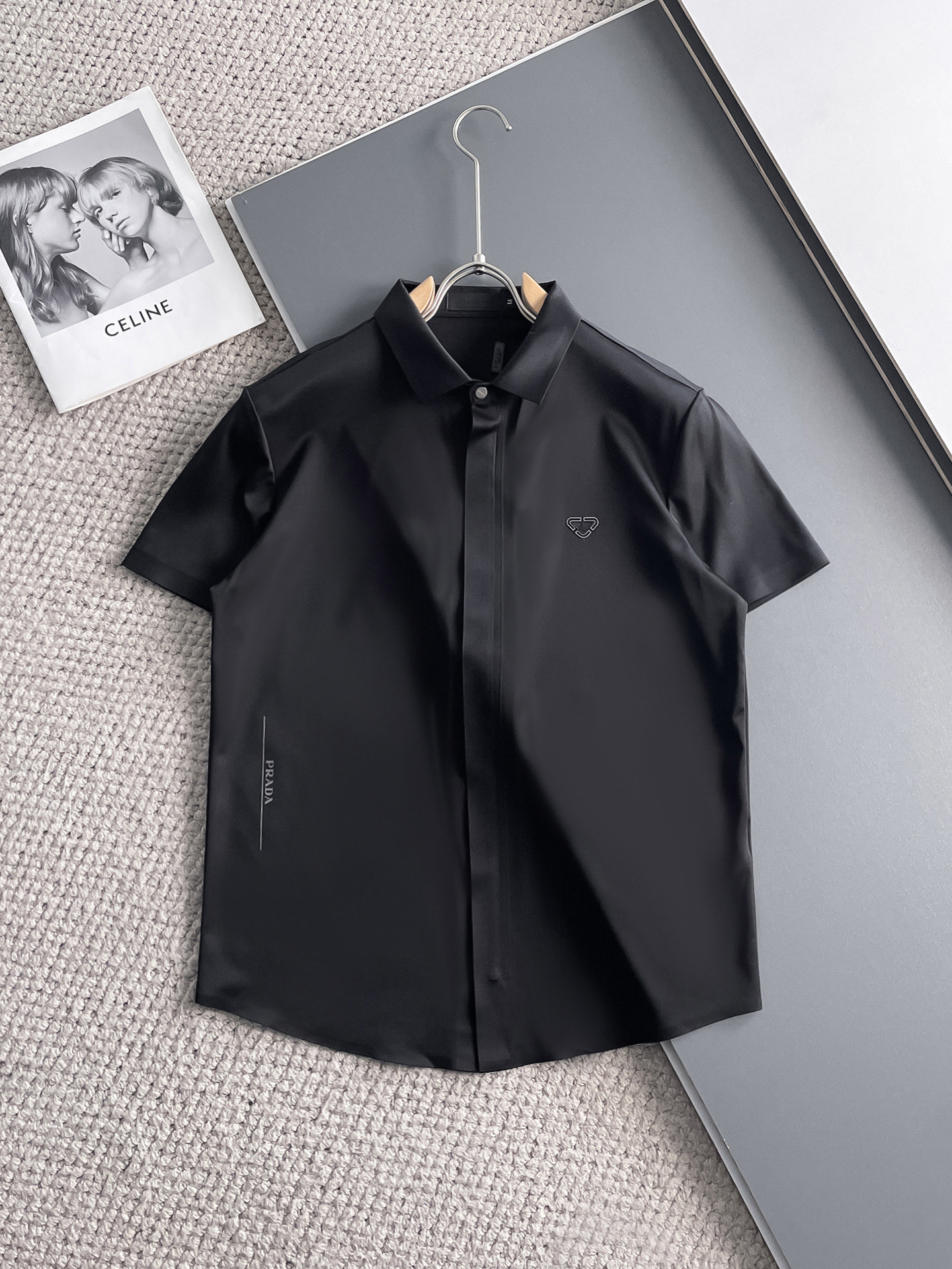 NO:140600,Prada High-end Business White-collar workers are a must-have item for individuals in the unit!  Seal-free pressed glue ice silk casual business short-sleeved shirt, technological fabric, ice silk traceless, very good body feel, smooth feel and great texture!  Good elasticity, no sense of restraint, the fabric has its own breathable mesh, moisture absorption and sweating, quick drying and keeping it dry, small lapel placket-breasted design, showing a straight posture, not soft pedal, simple style, can be used for business and leisure, highly recommended!  High-elastic ice silk, the touch is as smooth as jade silk, clean and neat, and elegant and gentlemanly. The high-end materials are the key to the fabric, the quality control must be used. The feel is extremely delicate and smooth, the fabric has a good gloss and upper body skeleton feel, so we can greet mature and quality men's clothing!  Sweat in summer and dry in seconds, a brand new experience Business commuting and leisure M-4XL, prada,shirts,T-shirt,alexander wang19860909普拉达 高端商务 白领 单位人士必入单品！ 无痕压胶冰丝休闲商务短袖衬衫,科技面料,冰丝无痕,体感非常棒,手感顺滑质感很棒！弹性好,无任何束缚感,面料自带透气网孔,吸湿排汗,速干保持干爽,小翻领门襟排扣设计,展露挺拔姿态,不软踏,简约款式,商务休闲都可驾驭,强烈推荐！高弹冰丝,触感堪比玉蚕丝一样丝滑,干净利落,儒雅绅士风度.高级材质,重点就是面料上,品控的必上,手感极其细腻光滑,面料光泽感和上身骨架感好,打招成熟品质男装！夏天出汗秒干,全新体验 商务通勤休闲 M-4XL,,prada,shirts,T-shirt,alexander wang,Men's clothing