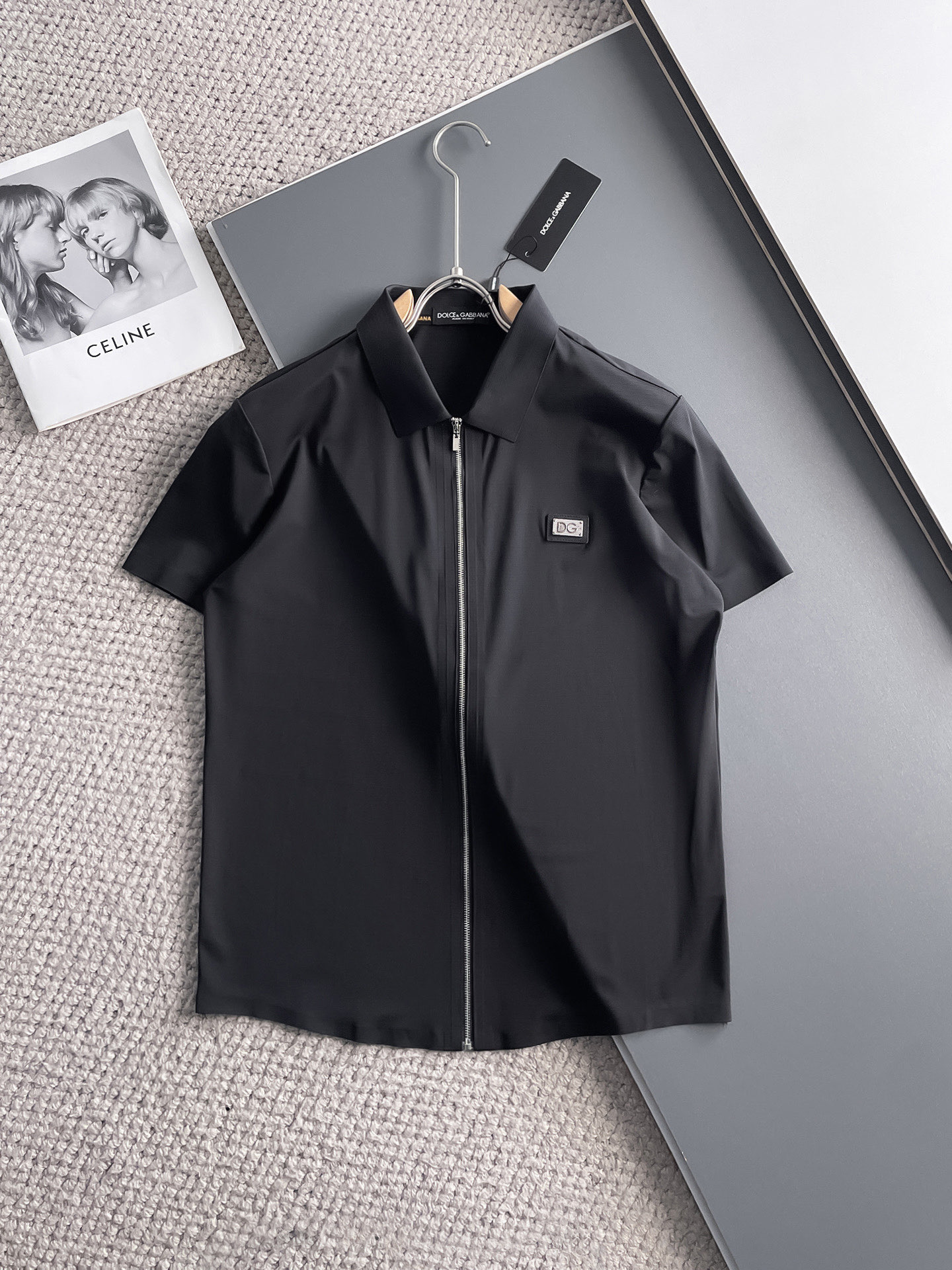 NO:140574,DG High-end Business White-collar workers are a must-have item for individuals in the unit!  Seal-free pressed glue ice silk casual business short-sleeved shirt, technological fabric, ice silk traceless, very good body feel, smooth feel and great texture!  Good elasticity, no sense of restraint, the fabric has its own breathable mesh, moisture absorption and sweating, quick drying and keeping it dry, small lapel placket-breasted design, showing a straight posture, not soft pedal, simple style, can be used for business and leisure, highly recommended!  High-elastic ice silk, the touch is as smooth as jade silk, clean and neat, and elegant and gentlemanly. The high-end materials are the key to the fabric, the quality control must be used. The feel is extremely delicate and smooth, the fabric has a good gloss and upper body skeleton feel, so we can greet mature and quality men's clothing!  Sweat in summer and dry instantly, a brand new experience Business commuting and leisure M-4XL, Dolce & Gabbana,shirts,T-shirt,alexander wang19860909DG 高端商务 白领 单位人士必入单品！ 无痕压胶冰丝休闲商务短袖衬衫,科技面料,冰丝无痕,体感非常棒,手感顺滑质感很棒！弹性好,无任何束缚感,面料自带透气网孔,吸湿排汗,速干保持干爽,小翻领门襟排扣设计,展露挺拔姿态,不软踏,简约款式,商务休闲都可驾驭,强烈推荐！高弹冰丝,触感堪比玉蚕丝一样丝滑,干净利落,儒雅绅士风度.高级材质,重点就是面料上,品控的必上,手感极其细腻光滑,面料光泽感和上身骨架感好,打招成熟品质男装！夏天出汗秒干,全新体验 商务通勤休闲 M-4XL,,Dolce&Gabbana,shirts,T-shirt,alexander wang,Men's clothing