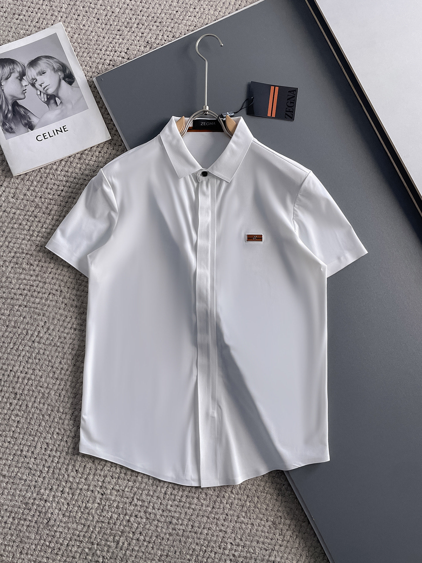 NO:140603,Jenia High-end Business White-collar workers are a must-have item for individuals in the unit!  Seal-free pressed glue ice silk casual business short-sleeved shirt, technological fabric, ice silk traceless, very good body feel, smooth feel and great texture!  Good elasticity, no sense of restraint, the fabric has its own breathable mesh, moisture absorption and sweating, quick drying and keeping it dry, small lapel placket-breasted design, showing a straight posture, not soft pedal, simple style, can be used for business and leisure, highly recommended!  High-elastic ice silk, the touch is as smooth as jade silk, clean and neat, and elegant and gentlemanly. The high-end materials are the key to the fabric, the quality control must be used. The feel is extremely delicate and smooth, the fabric has a good gloss and upper body skeleton feel, so we can greet mature and quality men's clothing!  Sweat in summer and dry in seconds, a brand new experience Business commuting and leisure M-4XL, zegna,shirts,T-shirt,alexander wang19860909杰尼亚 高端商务 白领 单位人士必入单品！ 无痕压胶冰丝休闲商务短袖衬衫,科技面料,冰丝无痕,体感非常棒,手感顺滑质感很棒！弹性好,无任何束缚感,面料自带透气网孔,吸湿排汗,速干保持干爽,小翻领门襟排扣设计,展露挺拔姿态,不软踏,简约款式,商务休闲都可驾驭,强烈推荐！高弹冰丝,触感堪比玉蚕丝一样丝滑,干净利落,儒雅绅士风度.高级材质,重点就是面料上,品控的必上,手感极其细腻光滑,面料光泽感和上身骨架感好,打招成熟品质男装！夏天出汗秒干,全新体验 商务通勤休闲 M-4XL,,zegna,shirts,T-shirt,alexander wang,Men's clothing