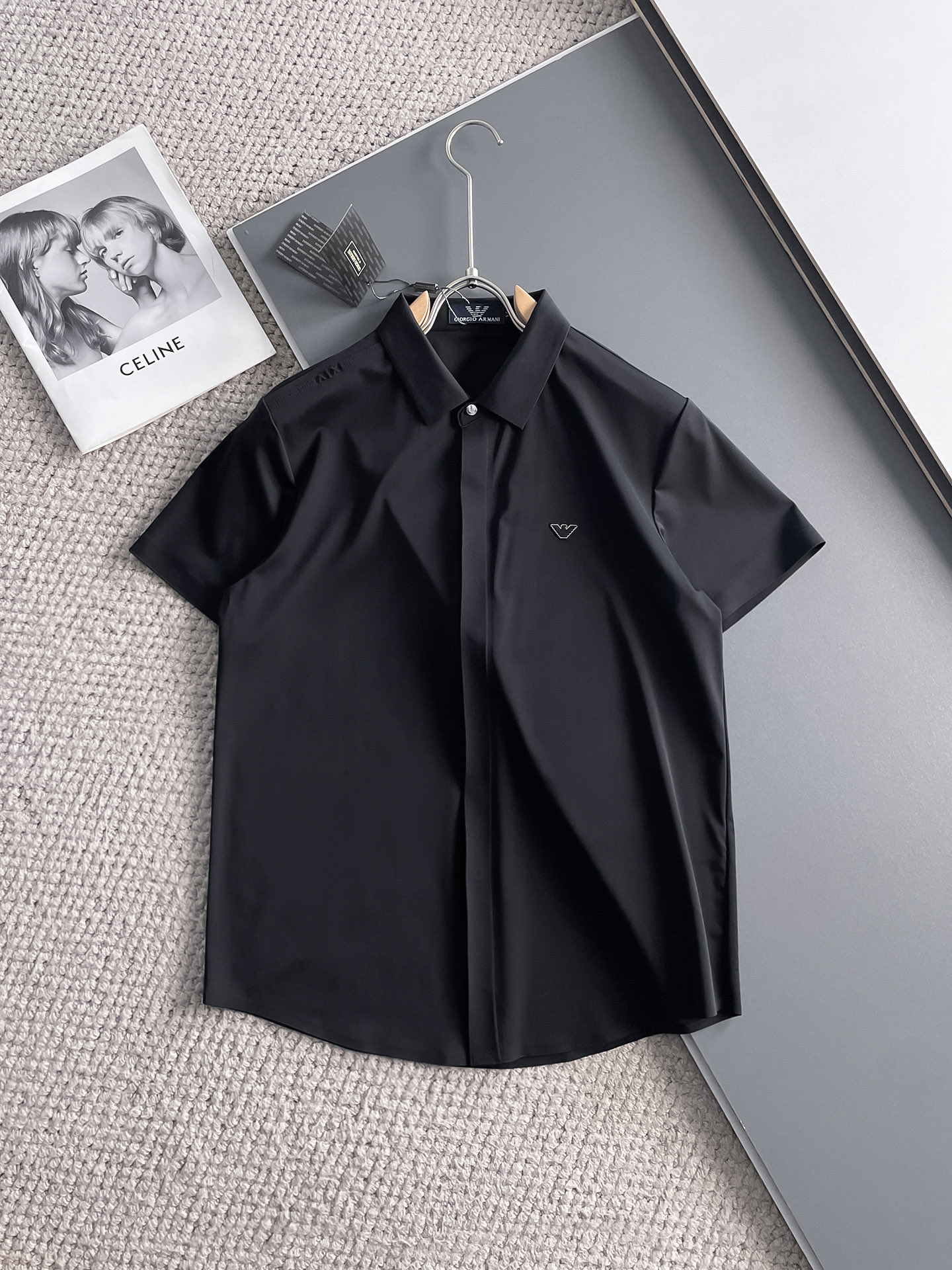 NO:140577,Armani High-end Business White-collar workers are a must-have item for individuals in the unit!  Seal-free pressed glue ice silk casual business short-sleeved shirt, technological fabric, ice silk traceless, very good body feel, smooth feel and great texture!  Good elasticity, no sense of restraint, the fabric has its own breathable mesh, moisture absorption and sweating, quick drying and keeping it dry, small lapel placket-breasted design, showing a straight posture, not soft pedal, simple style, can be used for business and leisure, highly recommended!  High-elastic ice silk, the touch is as smooth as jade silk, clean and neat, and elegant and gentlemanly. The high-end materials are the key to the fabric, the quality control must be used. The feel is extremely delicate and smooth, the fabric has a good gloss and upper body skeleton feel, so we can greet mature and quality men's clothing!  Sweat in summer and dry in seconds, a brand new experience Business commuting and leisure M-4XL, Armani,shirts,T-shirt,alexander wang19860909阿玛尼 高端商务 白领 单位人士必入单品！ 无痕压胶冰丝休闲商务短袖衬衫,科技面料,冰丝无痕,体感非常棒,手感顺滑质感很棒！弹性好,无任何束缚感,面料自带透气网孔,吸湿排汗,速干保持干爽,小翻领门襟排扣设计,展露挺拔姿态,不软踏,简约款式,商务休闲都可驾驭,强烈推荐！高弹冰丝,触感堪比玉蚕丝一样丝滑,干净利落,儒雅绅士风度.高级材质,重点就是面料上,品控的必上,手感极其细腻光滑,面料光泽感和上身骨架感好,打招成熟品质男装！夏天出汗秒干,全新体验 商务通勤休闲 M-4XL,,armani,shirts,T-shirt,alexander wang,Men's clothing