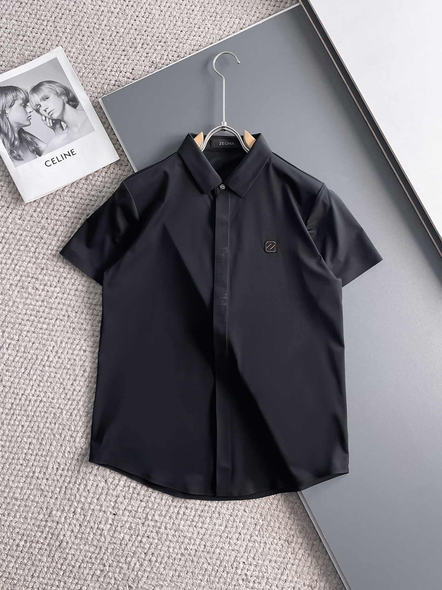 NO:140580,Jenia High-end Business White-collar workers are a must-have item for individuals in the unit!  Seal-free pressed glue ice silk casual business short-sleeved shirt, technological fabric, ice silk traceless, very good body feel, smooth feel and great texture!  Good elasticity, no sense of restraint, the fabric has its own breathable mesh, moisture absorption and sweating, quick drying and keeping it dry, small lapel placket-breasted design, showing a straight posture, not soft pedal, simple style, can be used for business and leisure, highly recommended!  High-elastic ice silk, the touch is as smooth as jade silk, clean and neat, and elegant and gentlemanly. The high-end materials are the key to the fabric, the quality control must be used. The feel is extremely delicate and smooth, the fabric has a good gloss and upper body skeleton feel, so we can greet mature and quality men's clothing!  Sweat in summer and dry in seconds, a brand new experience Business commuting and leisure M-4XL, zegna,shirts,T-shirt,alexander wang19860909杰尼亚 高端商务 白领 单位人士必入单品！ 无痕压胶冰丝休闲商务短袖衬衫,科技面料,冰丝无痕,体感非常棒,手感顺滑质感很棒！弹性好,无任何束缚感,面料自带透气网孔,吸湿排汗,速干保持干爽,小翻领门襟排扣设计,展露挺拔姿态,不软踏,简约款式,商务休闲都可驾驭,强烈推荐！高弹冰丝,触感堪比玉蚕丝一样丝滑,干净利落,儒雅绅士风度.高级材质,重点就是面料上,品控的必上,手感极其细腻光滑,面料光泽感和上身骨架感好,打招成熟品质男装！夏天出汗秒干,全新体验 商务通勤休闲 M-4XL,,zegna,shirts,T-shirt,alexander wang,Men's clothing