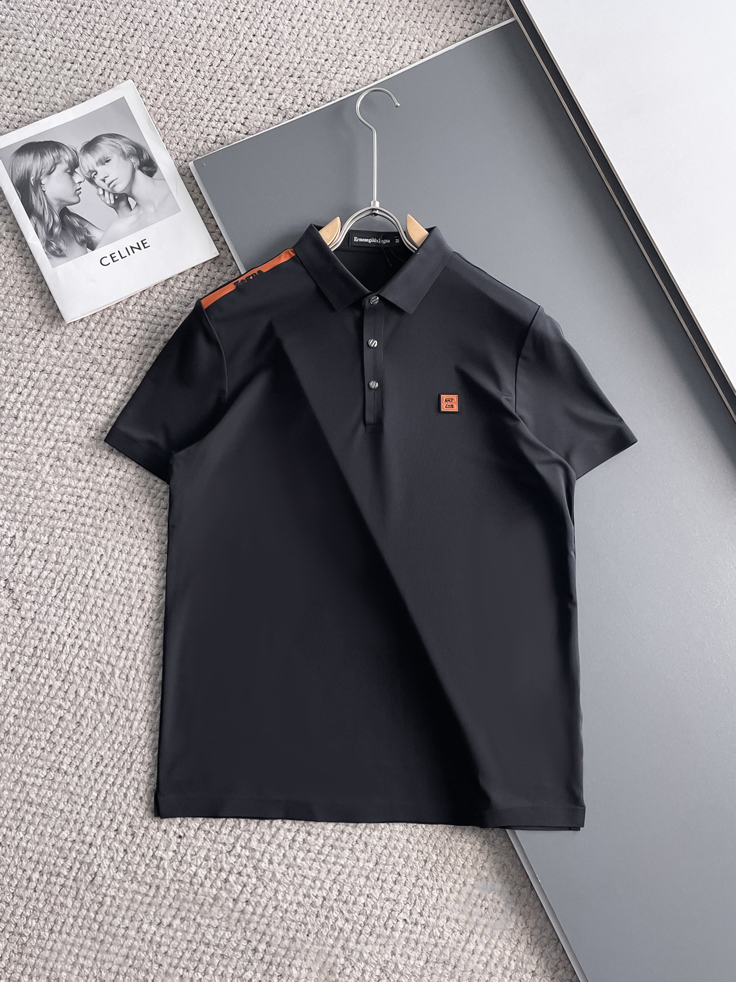 NO:140583,Jenia High-end Business White-collar workers are a must-have item for individuals in the unit!  Seizure-free pressed gel ice silk casual business short-sleeved Polo, technology fabric, ice silk traceless, very good body feel, smooth feel and great texture!  Good elasticity, no sense of restraint, the fabric has its own breathable mesh, moisture absorption and sweating, quick drying and keeping it dry, small lapel placket-breasted design, showing a straight posture, not soft pedal, simple style, can be used for business and leisure, highly recommended!  High-elastic ice silk, the touch is as smooth as jade silk, clean and neat, and elegant and gentlemanly. The high-end materials are the key to the fabric, the quality control must be used. The feel is extremely delicate and smooth, the fabric has a good gloss and upper body skeleton feel, so we can greet mature and quality men's clothing!  Sweat in summer and dry in seconds, a brand new experience Business commuting and leisure M-4XL, zegna, T-shirt, alexander wang19860909杰尼亚 高端商务 白领 单位人士必入单品！ 无痕压胶冰丝休闲商务短袖Polo,科技面料,冰丝无痕,体感非常棒,手感顺滑质感很棒！弹性好,无任何束缚感,面料自带透气网孔,吸湿排汗,速干保持干爽,小翻领门襟排扣设计,展露挺拔姿态,不软踏,简约款式,商务休闲都可驾驭,强烈推荐！高弹冰丝,触感堪比玉蚕丝一样丝滑,干净利落,儒雅绅士风度.高级材质,重点就是面料上,品控的必上,手感极其细腻光滑,面料光泽感和上身骨架感好,打招成熟品质男装！夏天出汗秒干,全新体验 商务通勤休闲 M-4XL,,zegna,T-shirt,alexander wang,Men's clothing