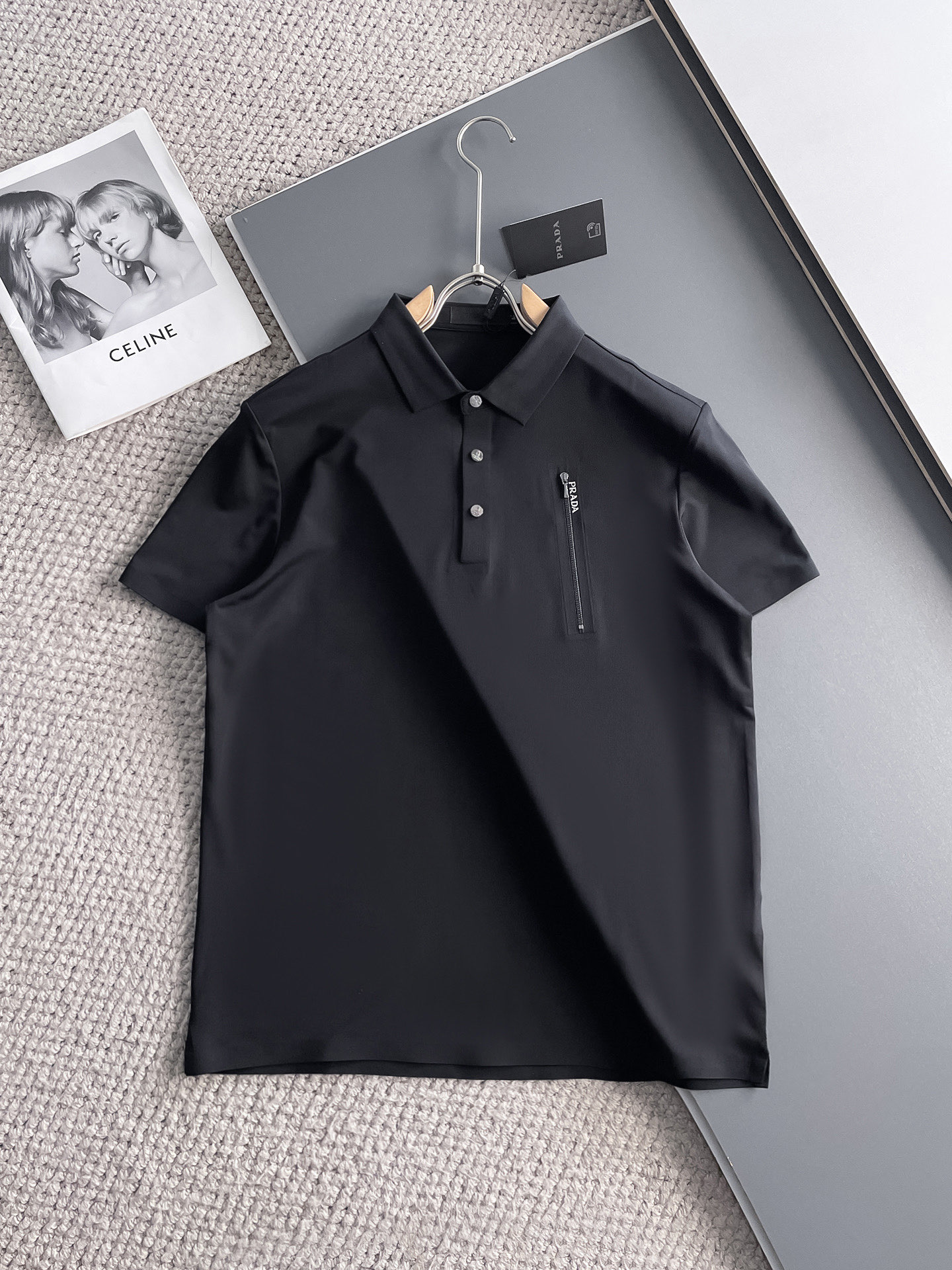 NO:140586,Prada High-end Business White-collar workers are a must-have item for individuals in the unit!  Seizure-free pressed gel ice silk casual business short-sleeved Polo, technology fabric, ice silk traceless, very good body feel, smooth feel and great texture!  Good elasticity, no sense of restraint, the fabric has its own breathable mesh, moisture absorption and sweating, quick drying and keeping it dry, small lapel placket-breasted design, showing a straight posture, not soft pedal, simple style, can be used for business and leisure, highly recommended!  High-elastic ice silk, the touch is as smooth as jade silk, clean and neat, and elegant and gentlemanly. The high-end materials are the key to the fabric, the quality control must be used. The feel is extremely delicate and smooth, the fabric has a good gloss and upper body skeleton feel, so we can greet mature and quality men's clothing!  Sweat in summer and dry in seconds, a brand new experience Business commuting and leisure M-4XL, prada, T-shirt, alexander wang19860909普拉达 高端商务 白领 单位人士必入单品！ 无痕压胶冰丝休闲商务短袖Polo,科技面料,冰丝无痕,体感非常棒,手感顺滑质感很棒！弹性好,无任何束缚感,面料自带透气网孔,吸湿排汗,速干保持干爽,小翻领门襟排扣设计,展露挺拔姿态,不软踏,简约款式,商务休闲都可驾驭,强烈推荐！高弹冰丝,触感堪比玉蚕丝一样丝滑,干净利落,儒雅绅士风度.高级材质,重点就是面料上,品控的必上,手感极其细腻光滑,面料光泽感和上身骨架感好,打招成熟品质男装！夏天出汗秒干,全新体验 商务通勤休闲 M-4XL,,prada,T-shirt,alexander wang,Men's clothing