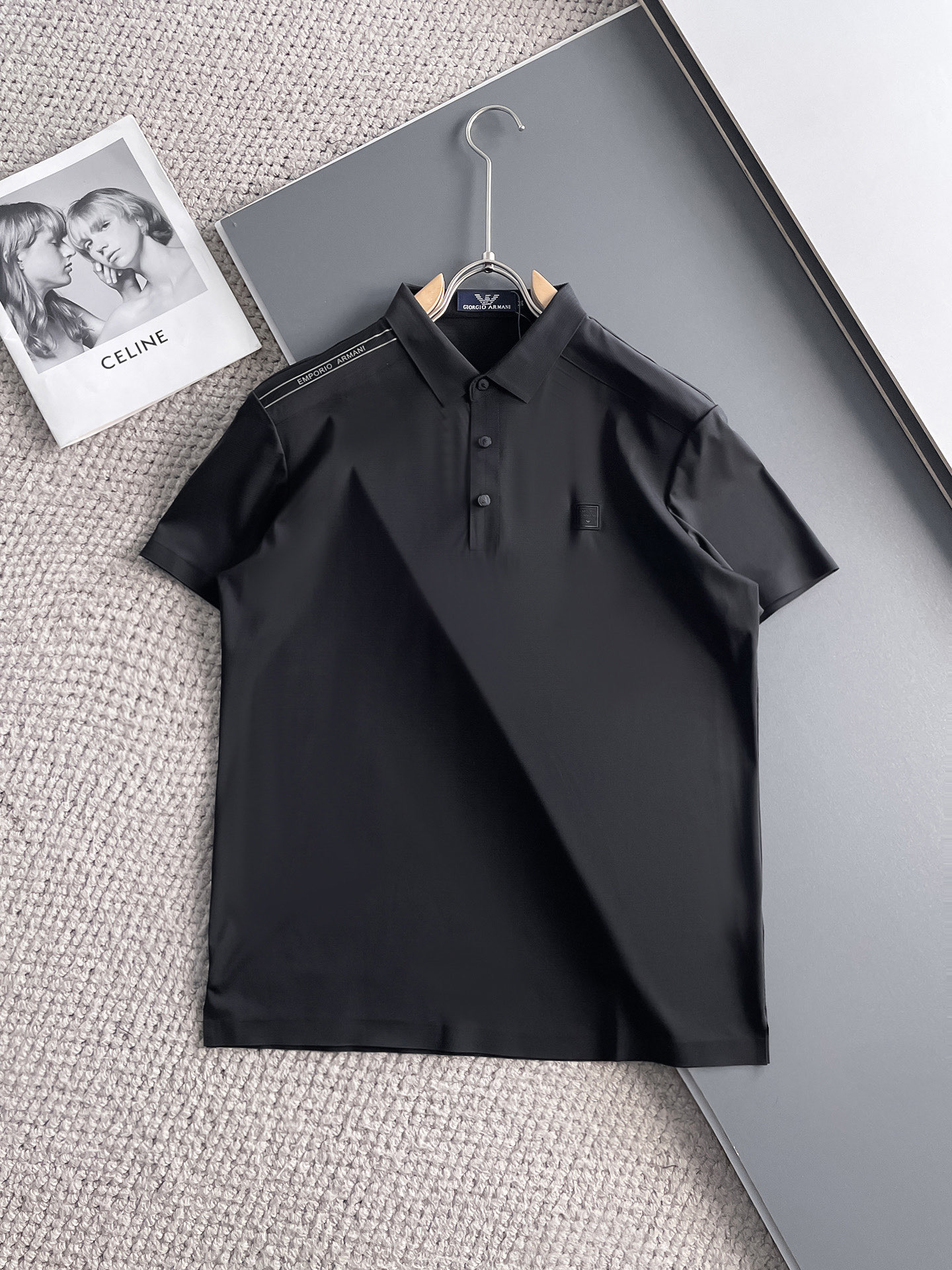 NO:140589,Armani High-end Business White-collar workers are a must-have item for individuals in the unit!  Seizure-free pressed gel ice silk casual business short-sleeved Polo, technology fabric, ice silk traceless, very good body feel, smooth feel and great texture!  Good elasticity, no sense of restraint, the fabric has its own breathable mesh, moisture absorption and sweating, quick drying and keeping it dry, small lapel placket-breasted design, showing a straight posture, not soft pedal, simple style, can be used for business and leisure, highly recommended!  High-elastic ice silk, the touch is as smooth as jade silk, clean and neat, and elegant and gentlemanly. The high-end materials are the key to the fabric, the quality control must be used. The feel is extremely delicate and smooth, the fabric has a good gloss and upper body skeleton feel, so we can greet mature and quality men's clothing!  Sweat in summer and dry instantly, a brand new experience Business commuting and leisure M-4XL, Armani, T-shirt, alexander wang19860909阿玛尼 高端商务 白领 单位人士必入单品！ 无痕压胶冰丝休闲商务短袖Polo,科技面料,冰丝无痕,体感非常棒,手感顺滑质感很棒！弹性好,无任何束缚感,面料自带透气网孔,吸湿排汗,速干保持干爽,小翻领门襟排扣设计,展露挺拔姿态,不软踏,简约款式,商务休闲都可驾驭,强烈推荐！高弹冰丝,触感堪比玉蚕丝一样丝滑,干净利落,儒雅绅士风度.高级材质,重点就是面料上,品控的必上,手感极其细腻光滑,面料光泽感和上身骨架感好,打招成熟品质男装！夏天出汗秒干,全新体验 商务通勤休闲 M-4XL,,armani,T-shirt,alexander wang,Men's clothing