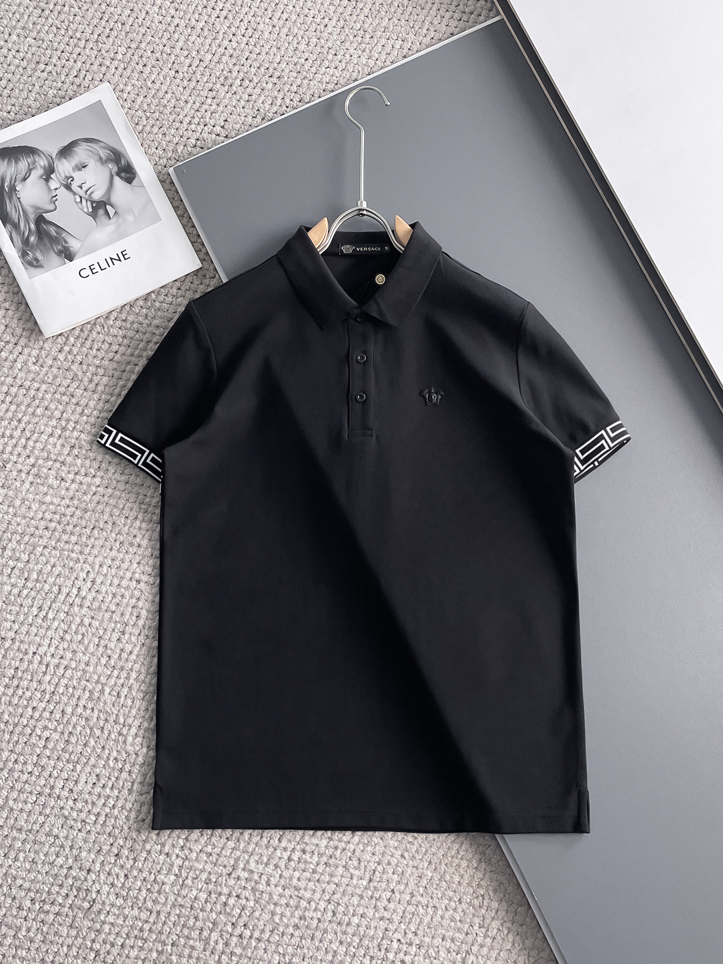 NO:140592,Versace, high-end business, white-collar workers, must-have items for individuals in the unit!  Seizure-free pressed gel ice silk casual business short-sleeved Polo, technology fabric, ice silk traceless, very good body feel, smooth feel and great texture!  Good elasticity, no sense of restraint, the fabric has its own breathable mesh, moisture absorption and sweating, quick drying and keeping it dry, small lapel placket-breasted design, showing a straight posture, not soft pedal, simple style, can be used for business and leisure, highly recommended!  High-elastic ice silk, the touch is as smooth as jade silk, clean and neat, and elegant and gentlemanly. The high-end materials are the key to the fabric, the quality control must be used. The feel is extremely delicate and smooth, the fabric has a good gloss and upper body skeleton feel, so we can greet mature and quality men's clothing!  Sweat in summer and dry instantly, a brand new experience Business commuting and leisure M-4XL, versace, T-shirt, alexander wang19860909范思哲 高端商务 白领 单位人士必入单品！ 无痕压胶冰丝休闲商务短袖Polo,科技面料,冰丝无痕,体感非常棒,手感顺滑质感很棒！弹性好,无任何束缚感,面料自带透气网孔,吸湿排汗,速干保持干爽,小翻领门襟排扣设计,展露挺拔姿态,不软踏,简约款式,商务休闲都可驾驭,强烈推荐！高弹冰丝,触感堪比玉蚕丝一样丝滑,干净利落,儒雅绅士风度.高级材质,重点就是面料上,品控的必上,手感极其细腻光滑,面料光泽感和上身骨架感好,打招成熟品质男装！夏天出汗秒干,全新体验 商务通勤休闲 M-4XL,,versace,T-shirt,alexander wang,Men's clothing