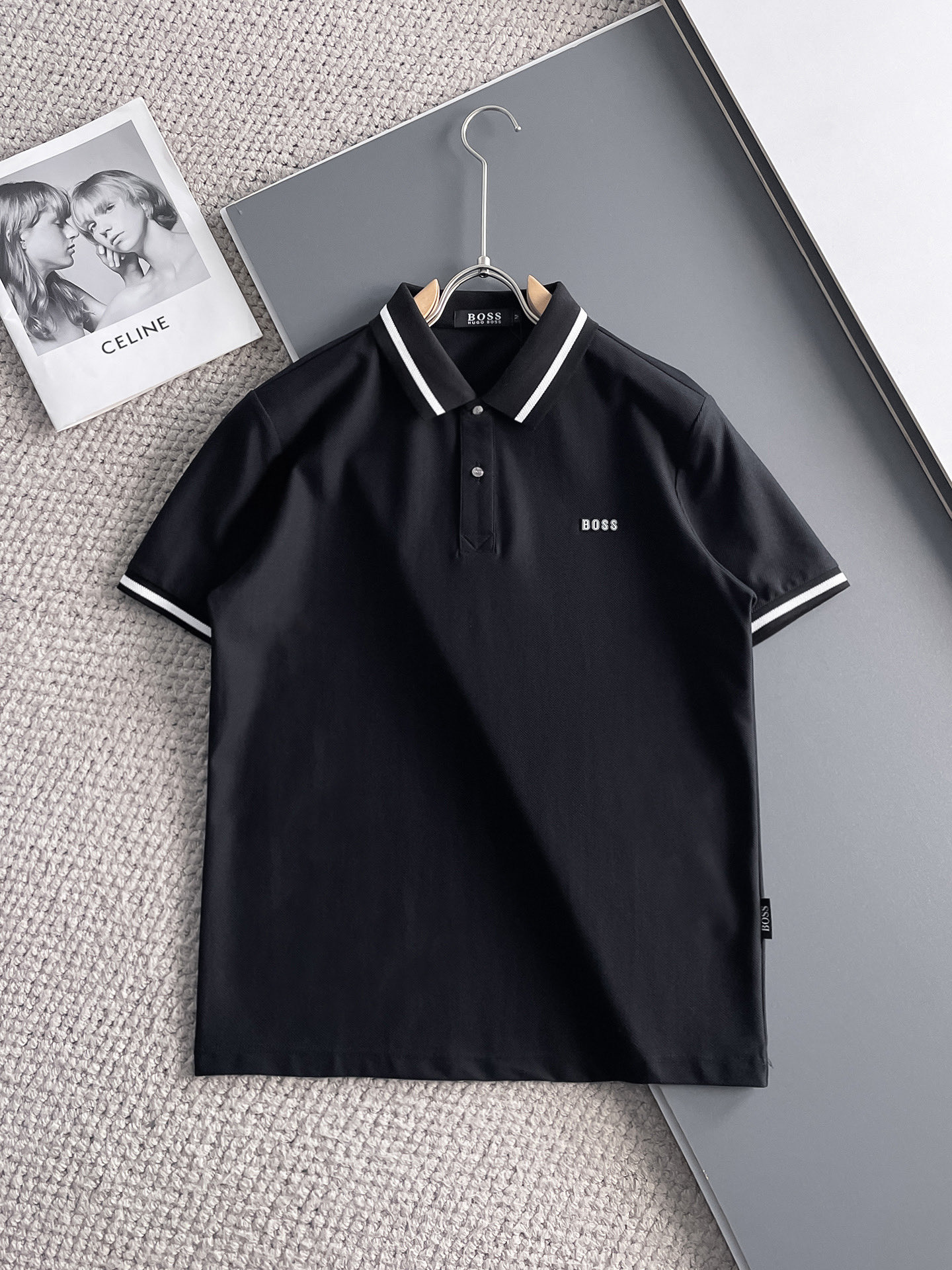 NO:140596,BOSS High-end Business White-collar workers are a must-have item for individuals in the unit!  Seizure-free pressed gel ice silk casual business short-sleeved Polo, technology fabric, ice silk traceless, very good body feel, smooth feel and great texture!  Good elasticity, no sense of restraint, the fabric has its own breathable mesh, moisture absorption and sweating, quick drying and keeping it dry, small lapel placket-breasted design, showing a straight posture, not soft pedal, simple style, can be used for business and leisure, highly recommended!  High-elastic ice silk, the touch is as smooth as jade silk, clean and neat, and elegant and gentlemanly. The high-end materials are the key to the fabric, the quality control must be used. The feel is extremely delicate and smooth, the fabric has a good gloss and upper body skeleton feel, so we can greet mature and quality men's clothing!  Sweat in summer and dry instantly, a brand new experience Business commuting and leisure M-4XL, T-shirt, alexander wang19860909BOSS 高端商务 白领 单位人士必入单品！ 无痕压胶冰丝休闲商务短袖Polo,科技面料,冰丝无痕,体感非常棒,手感顺滑质感很棒！弹性好,无任何束缚感,面料自带透气网孔,吸湿排汗,速干保持干爽,小翻领门襟排扣设计,展露挺拔姿态,不软踏,简约款式,商务休闲都可驾驭,强烈推荐！高弹冰丝,触感堪比玉蚕丝一样丝滑,干净利落,儒雅绅士风度.高级材质,重点就是面料上,品控的必上,手感极其细腻光滑,面料光泽感和上身骨架感好,打招成熟品质男装！夏天出汗秒干,全新体验 商务通勤休闲 M-4XL,,T-shirt,alexander wang,Men's clothing