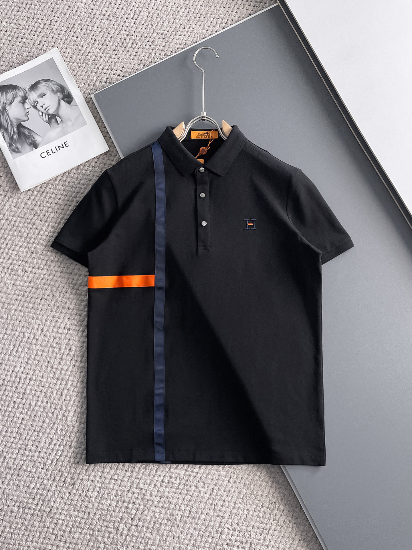 NO:140601,Hermes High-end Business White-collar workers are a must-have item for people in the unit!  Seizure-free pressed gel ice silk casual business short-sleeved Polo, technology fabric, ice silk traceless, very good body feel, smooth feel and great texture!  Good elasticity, no sense of restraint, the fabric has its own breathable mesh, moisture absorption and sweating, quick drying and keeping it dry, small lapel placket-breasted design, showing a straight posture, not soft pedal, simple style, can be used for business and leisure, highly recommended!  High-elastic ice silk, the touch is as smooth as jade silk, clean and neat, and elegant and gentlemanly. The high-end materials are the key to the fabric, the quality control must be used. The feel is extremely delicate and smooth, the fabric has a good gloss and upper body skeleton feel, so we can greet mature and quality men's clothing!  Sweat in summer and dry instantly, a brand new experience Business commuting and leisure M-4XL, hermes, T-shirt, alexander wang19860909爱马仕 高端商务 白领 单位人士必入单品！ 无痕压胶冰丝休闲商务短袖Polo,科技面料,冰丝无痕,体感非常棒,手感顺滑质感很棒！弹性好,无任何束缚感,面料自带透气网孔,吸湿排汗,速干保持干爽,小翻领门襟排扣设计,展露挺拔姿态,不软踏,简约款式,商务休闲都可驾驭,强烈推荐！高弹冰丝,触感堪比玉蚕丝一样丝滑,干净利落,儒雅绅士风度.高级材质,重点就是面料上,品控的必上,手感极其细腻光滑,面料光泽感和上身骨架感好,打招成熟品质男装！夏天出汗秒干,全新体验 商务通勤休闲 M-4XL,,hermes,T-shirt,alexander wang,Men's clothing