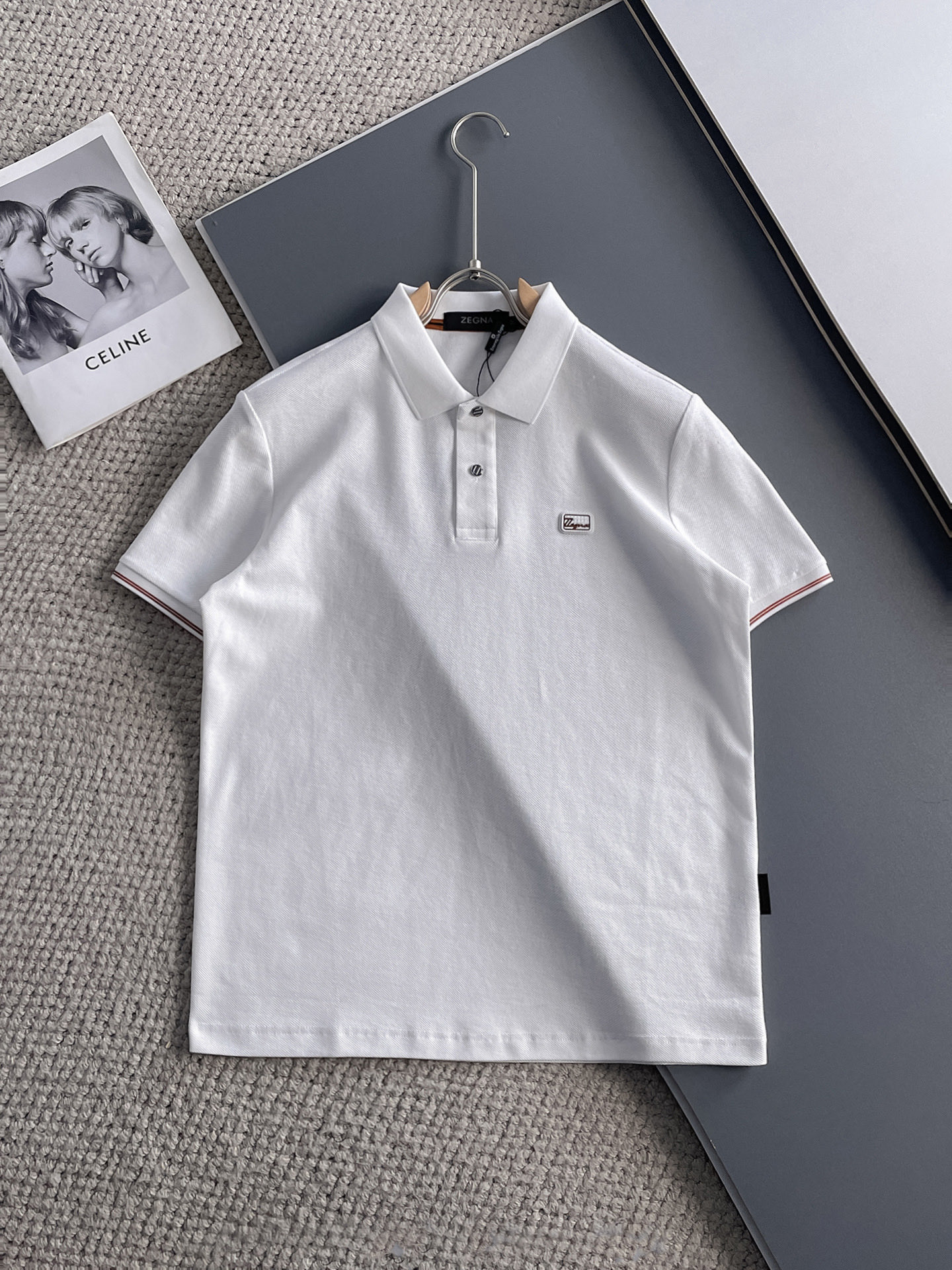 NO:140598,Jenia High-end Business White-collar workers are a must-have item for individuals in the unit!  Seizure-free pressed gel ice silk casual business short-sleeved Polo, technology fabric, ice silk traceless, very good body feel, smooth feel and great texture!  Good elasticity, no sense of restraint, the fabric has its own breathable mesh, moisture absorption and sweating, quick drying and keeping it dry, small lapel placket-breasted design, showing a straight posture, not soft pedal, simple style, can be used for business and leisure, highly recommended!  High-elastic ice silk, the touch is as smooth as jade silk, clean and neat, and elegant and gentlemanly. The high-end materials are the key to the fabric, the quality control must be used. The feel is extremely delicate and smooth, the fabric has a good gloss and upper body skeleton feel, so we can greet mature and quality men's clothing!  Sweat in summer and dry in seconds, a brand new experience Business commuting and leisure M-4XL, zegna, T-shirt, alexander wang19860909杰尼亚 高端商务 白领 单位人士必入单品！ 无痕压胶冰丝休闲商务短袖Polo,科技面料,冰丝无痕,体感非常棒,手感顺滑质感很棒！弹性好,无任何束缚感,面料自带透气网孔,吸湿排汗,速干保持干爽,小翻领门襟排扣设计,展露挺拔姿态,不软踏,简约款式,商务休闲都可驾驭,强烈推荐！高弹冰丝,触感堪比玉蚕丝一样丝滑,干净利落,儒雅绅士风度.高级材质,重点就是面料上,品控的必上,手感极其细腻光滑,面料光泽感和上身骨架感好,打招成熟品质男装！夏天出汗秒干,全新体验 商务通勤休闲 M-4XL,,zegna,T-shirt,alexander wang,Men's clothing