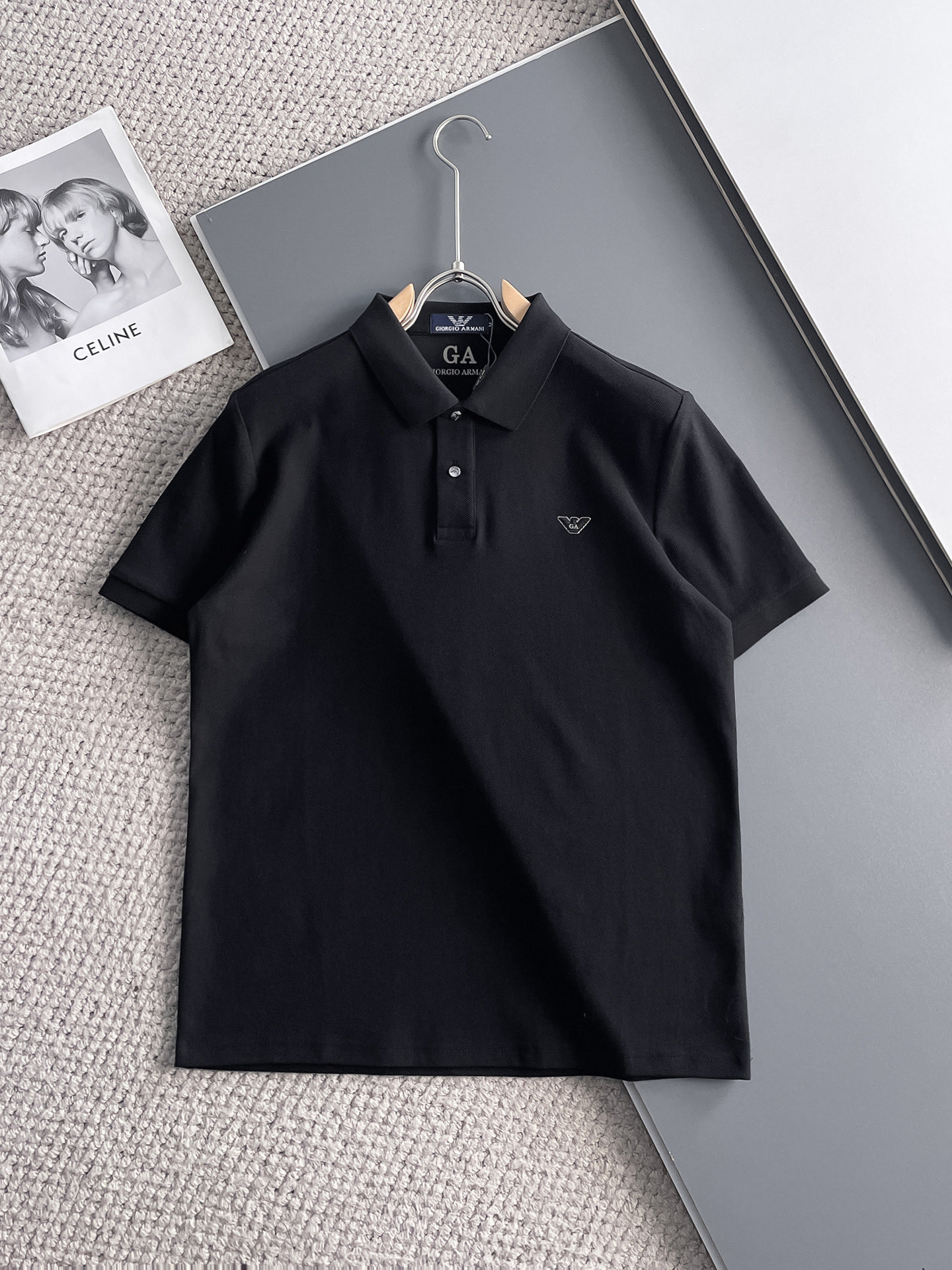 NO:140591,Armani High-end Business White-collar workers are a must-have item for individuals in the unit!  Seizure-free pressed gel ice silk casual business short-sleeved Polo, technology fabric, ice silk traceless, very good body feel, smooth feel and great texture!  Good elasticity, no sense of restraint, the fabric has its own breathable mesh, moisture absorption and sweating, quick drying and keeping it dry, small lapel placket-breasted design, showing a straight posture, not soft pedal, simple style, can be used for business and leisure, highly recommended!  High-elastic ice silk, the touch is as smooth as jade silk, clean and neat, and elegant and gentlemanly. The high-end materials are the key to the fabric, the quality control must be used. The feel is extremely delicate and smooth, the fabric has a good gloss and upper body skeleton feel, so we can greet mature and quality men's clothing!  Sweat in summer and dry instantly, a brand new experience Business commuting and leisure M-4XL, Armani, T-shirt, alexander wang19860909阿玛尼 高端商务 白领 单位人士必入单品！ 无痕压胶冰丝休闲商务短袖Polo,科技面料,冰丝无痕,体感非常棒,手感顺滑质感很棒！弹性好,无任何束缚感,面料自带透气网孔,吸湿排汗,速干保持干爽,小翻领门襟排扣设计,展露挺拔姿态,不软踏,简约款式,商务休闲都可驾驭,强烈推荐！高弹冰丝,触感堪比玉蚕丝一样丝滑,干净利落,儒雅绅士风度.高级材质,重点就是面料上,品控的必上,手感极其细腻光滑,面料光泽感和上身骨架感好,打招成熟品质男装！夏天出汗秒干,全新体验 商务通勤休闲 M-4XL,,armani,T-shirt,alexander wang,Men's clothing