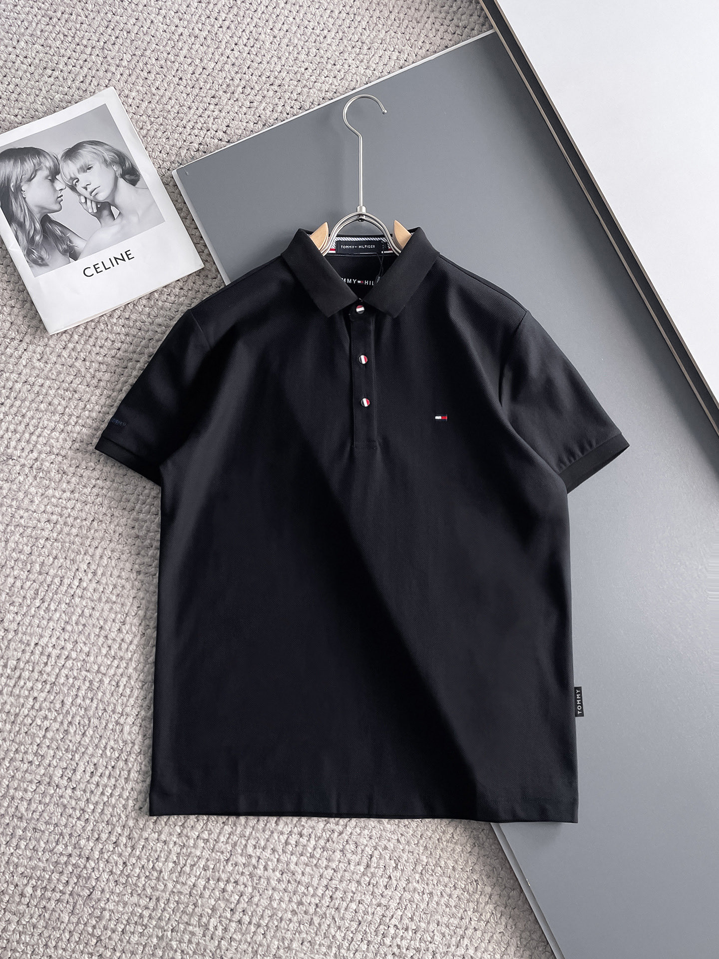 NO:140585,Tom Brown High-end Business White-collar workers are a must-have item for individuals in the unit!  Seizure-free pressed gel ice silk casual business short-sleeved Polo, technology fabric, ice silk traceless, very good body feel, smooth feel and great texture!  Good elasticity, no sense of restraint, the fabric has its own breathable mesh, moisture absorption and sweating, quick drying and keeping it dry, small lapel placket-breasted design, showing a straight posture, not soft pedal, simple style, can be used for business and leisure, highly recommended!  High-elastic ice silk, the touch is as smooth as jade silk, clean and neat, and elegant and gentlemanly. The high-end materials are the key to the fabric, the quality control must be used. The feel is extremely delicate and smooth, the fabric has a good gloss and upper body skeleton feel, so we can greet mature and quality men's clothing!  Sweat in summer and dry in seconds, a brand new experience Business commuting and leisure M-4XL, thom browne, T-shirt, alexander wang19860909汤姆布朗 高端商务 白领 单位人士必入单品！ 无痕压胶冰丝休闲商务短袖Polo,科技面料,冰丝无痕,体感非常棒,手感顺滑质感很棒！弹性好,无任何束缚感,面料自带透气网孔,吸湿排汗,速干保持干爽,小翻领门襟排扣设计,展露挺拔姿态,不软踏,简约款式,商务休闲都可驾驭,强烈推荐！高弹冰丝,触感堪比玉蚕丝一样丝滑,干净利落,儒雅绅士风度.高级材质,重点就是面料上,品控的必上,手感极其细腻光滑,面料光泽感和上身骨架感好,打招成熟品质男装！夏天出汗秒干,全新体验 商务通勤休闲 M-4XL,,thom browne,T-shirt,alexander wang,Men's clothing