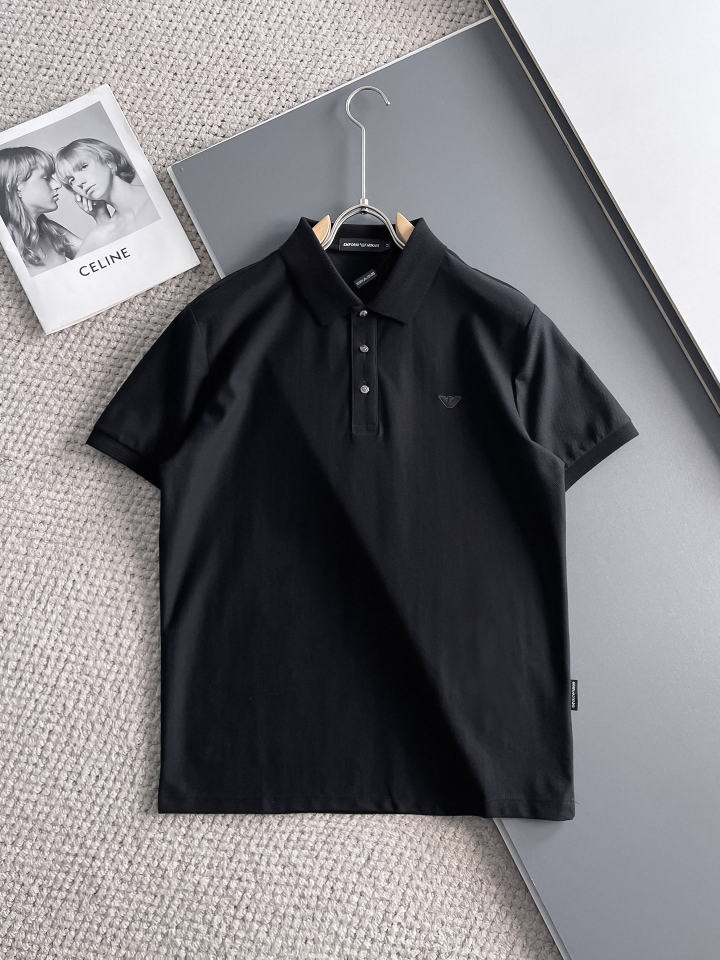 NO:140579,Armani High-end Business White-collar workers are a must-have item for individuals in the unit!  Seizure-free pressed gel ice silk casual business short-sleeved Polo, technology fabric, ice silk traceless, very good body feel, smooth feel and great texture!  Good elasticity, no sense of restraint, the fabric has its own breathable mesh, moisture absorption and sweating, quick drying and keeping it dry, small lapel placket-breasted design, showing a straight posture, not soft pedal, simple style, can be used for business and leisure, highly recommended!  High-elastic ice silk, the touch is as smooth as jade silk, clean and neat, and elegant and gentlemanly. The high-end materials are the key to the fabric, the quality control must be used. The feel is extremely delicate and smooth, the fabric has a good gloss and upper body skeleton feel, so we can greet mature and quality men's clothing!  Sweat in summer and dry instantly, a brand new experience Business commuting and leisure M-4XL, Armani, T-shirt, alexander wang19860909阿玛尼 高端商务 白领 单位人士必入单品！ 无痕压胶冰丝休闲商务短袖Polo,科技面料,冰丝无痕,体感非常棒,手感顺滑质感很棒！弹性好,无任何束缚感,面料自带透气网孔,吸湿排汗,速干保持干爽,小翻领门襟排扣设计,展露挺拔姿态,不软踏,简约款式,商务休闲都可驾驭,强烈推荐！高弹冰丝,触感堪比玉蚕丝一样丝滑,干净利落,儒雅绅士风度.高级材质,重点就是面料上,品控的必上,手感极其细腻光滑,面料光泽感和上身骨架感好,打招成熟品质男装！夏天出汗秒干,全新体验 商务通勤休闲 M-4XL,,armani,T-shirt,alexander wang,Men's clothing