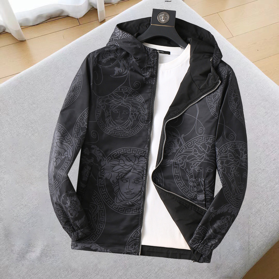 NO:124338,Versace double-sided wear, 2025 spring new jacket jacket, the new product on the show is perfect, comfortable and warm, the three-standard complete colors and full and attractive, and the very outstanding design easily advances the sense of fashion, the workmanship is extremely exquisite and rigorous, and the wiring is neat and meticulous!  A masterpiece of a big-name designer!  The upper body doesn't look bloated and super handsome!  Spot code M ~ XXXL, versace, jackets & coats, jackets & coats, alexander wang19860909范思哲 双面穿,2025开春新款夹克外套,秀场新品品相非常完美,舒适保暖,三标齐全色泽饱满诱人,非常出彩的设计,轻松将时髦感进阶,做工极为考究严谨,走线工整细致！大牌设计师巨作！上身不显臃肿、超级帅气！现货码数M ～ XXXL,,versace,jackets & coats,jackets & coats,alexander wang,Men's clothing