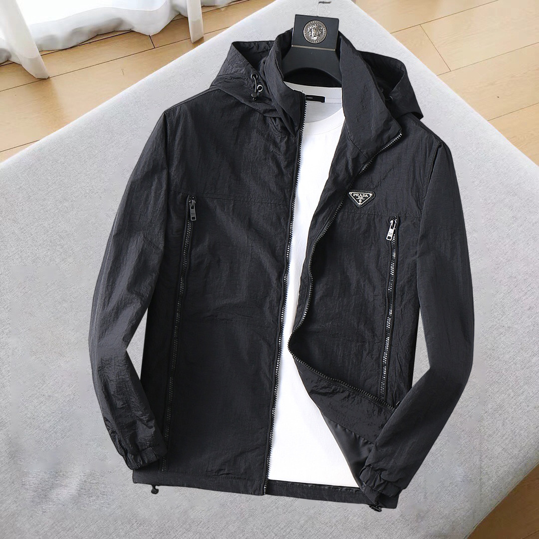 NO:124369,Prada 2025 Spring New Jacket Jacket, the new product on the show is perfect, comfortable and warm, the three standards are complete in color and full and attractive, and the very outstanding design easily advances the sense of fashion, the workmanship is extremely exquisite and rigorous, and the wiring is neat and meticulous!  A masterpiece of a big-name designer!  The upper body doesn't look bloated and super handsome!  Spot code M ~ XXXL,,prada,jackets & coats,jackets & coats,alexander wang19860909普拉达 2025开春新款夹克外套,秀场新品品相非常完美,舒适保暖,三标齐全色泽饱满诱人,非常出彩的设计,轻松将时髦感进阶,做工极为考究严谨,走线工整细致！大牌设计师巨作！上身不显臃肿、超级帅气！现货码数M ～ XXXL,,prada,jackets & coats,jackets & coats,alexander wang,Men's clothing