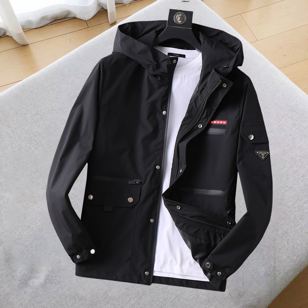 NO:124388,Prada 2025 Spring New Jacket Jacket, the new product on the show is perfect, comfortable and warm, the three standards are complete in color and full and attractive, and the very outstanding design easily advances the sense of fashion, the workmanship is extremely exquisite and rigorous, and the wiring is neat and meticulous!  A masterpiece of a big-name designer!  The upper body doesn't look bloated and super handsome!  Spot code M ~ XXXL,,prada,jackets & coats,jackets & coats,alexander wang19860909普拉达 2025开春新款夹克外套,秀场新品品相非常完美,舒适保暖,三标齐全色泽饱满诱人,非常出彩的设计,轻松将时髦感进阶,做工极为考究严谨,走线工整细致！大牌设计师巨作！上身不显臃肿、超级帅气！现货码数M ～ XXXL,,prada,jackets & coats,jackets & coats,alexander wang,Men's clothing