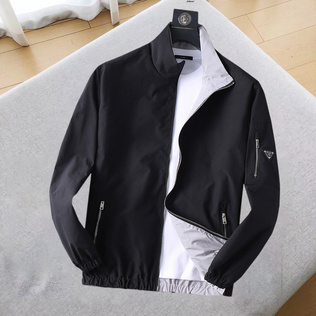 NO:124352,Prada double-sided wear, 2025 spring new jacket jacket, the new product on the show is perfect, comfortable and warm, the three-standard complete colors and full and attractive, and the very outstanding design easily advances the sense of fashion, the workmanship is extremely exquisite and rigorous, and the wiring is neat and meticulous!  A masterpiece of a big-name designer!  The upper body doesn't look bloated and super handsome!  Spot code M ~ XXXL,,prada,jackets & coats,jackets & coats,alexander wang19860909普拉达 双面穿,2025开春新款夹克外套,秀场新品品相非常完美,舒适保暖,三标齐全色泽饱满诱人,非常出彩的设计,轻松将时髦感进阶,做工极为考究严谨,走线工整细致！大牌设计师巨作！上身不显臃肿、超级帅气！现货码数M ～ XXXL,,prada,jackets & coats,jackets & coats,alexander wang,Men's clothing