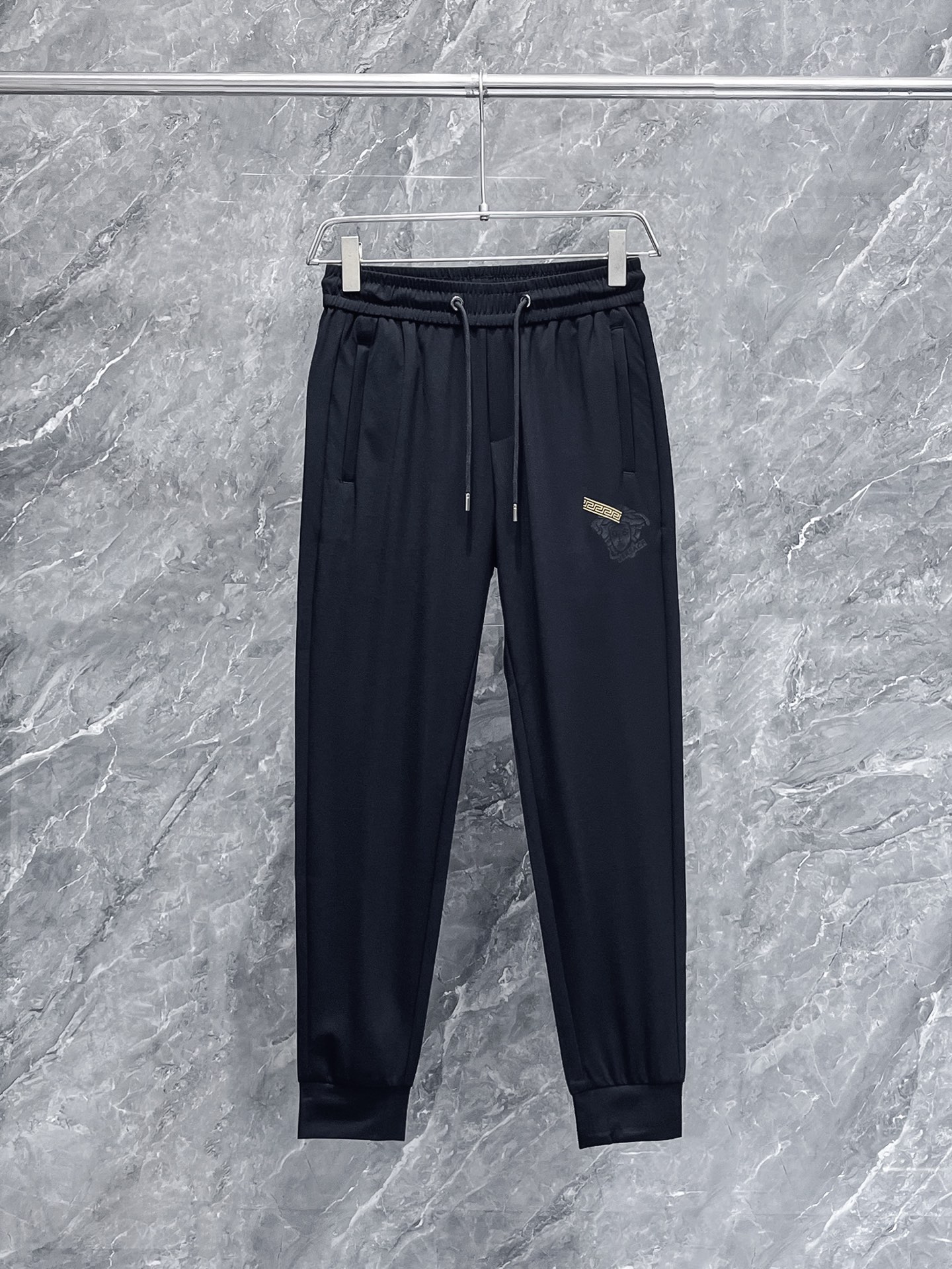 NO:124416,Versace Spring 2025 new casual pants! The official website is released simultaneously. The brand's classic LOGO casual pants, customized fabric, excellent comfort and strong hand touch. The work is highly conscious and the perfect quality craftsmanship. Size M-3XL, versace, alexander wang19860909范思哲 2025春季新款休闲裤！官网同步发售.品牌经典LOGO休闲裤,定制面料,舒适度极好,手触感 烈.辦识度极高,完美品相工艺.尺码M-3XL,,versace,alexander wang,Men's clothing