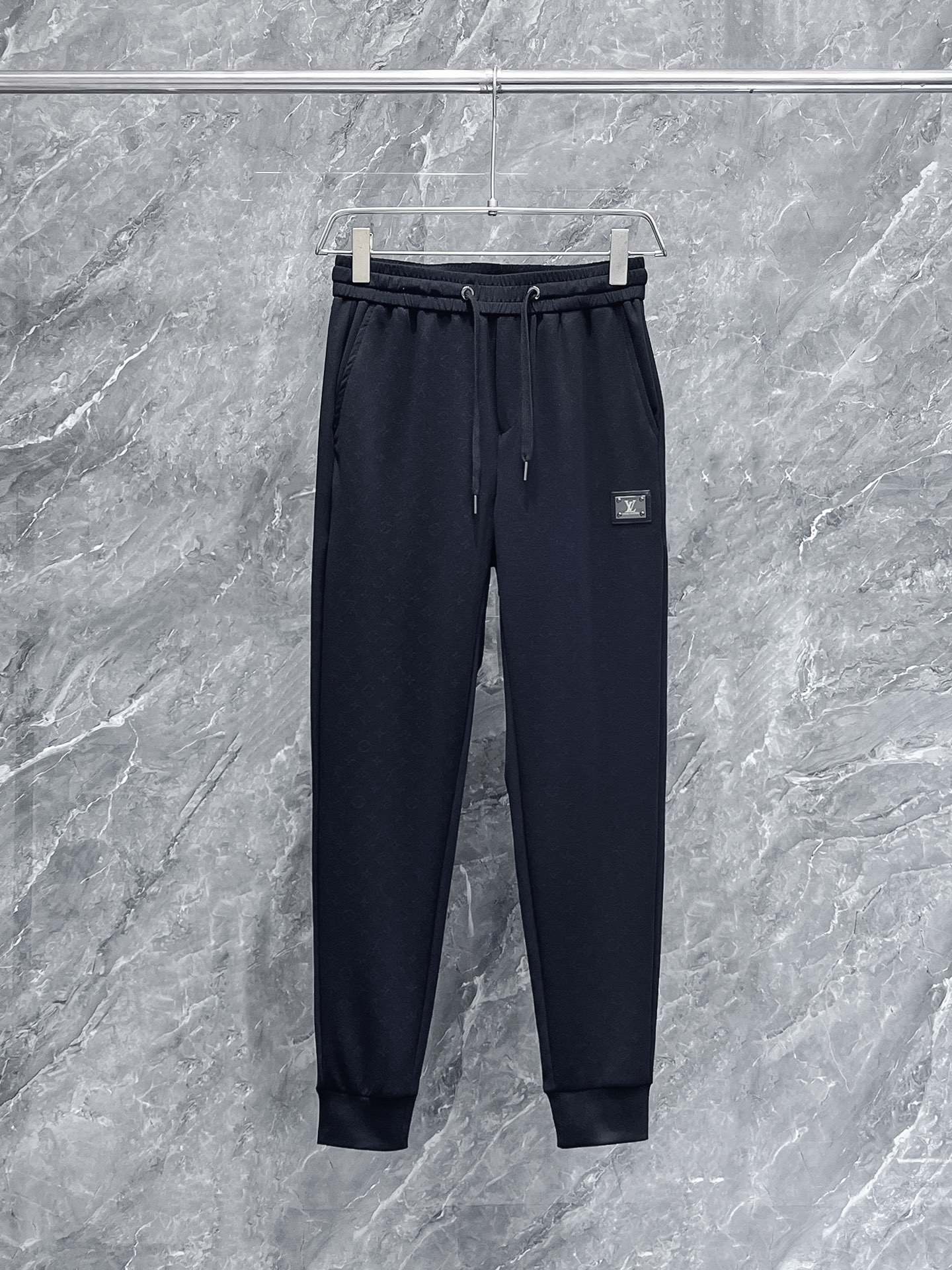 NO:124423,LV 2025 spring new casual pants! The official website is released simultaneously. The brand's classic LOGO casual pants, customized fabric, excellent comfort and strong hand touch. The work is extremely sensitive and the perfect quality craftsmanship. Size M-3XL, louis vuitton, alexander wang19860909LV 2025春季新款休闲裤！官网同步发售.品牌经典LOGO休闲裤,定制面料,舒适度极好,手触感 烈.辦识度极高,完美品相工艺.尺码M-3XL,,louis vuitton,alexander wang,Men's clothing