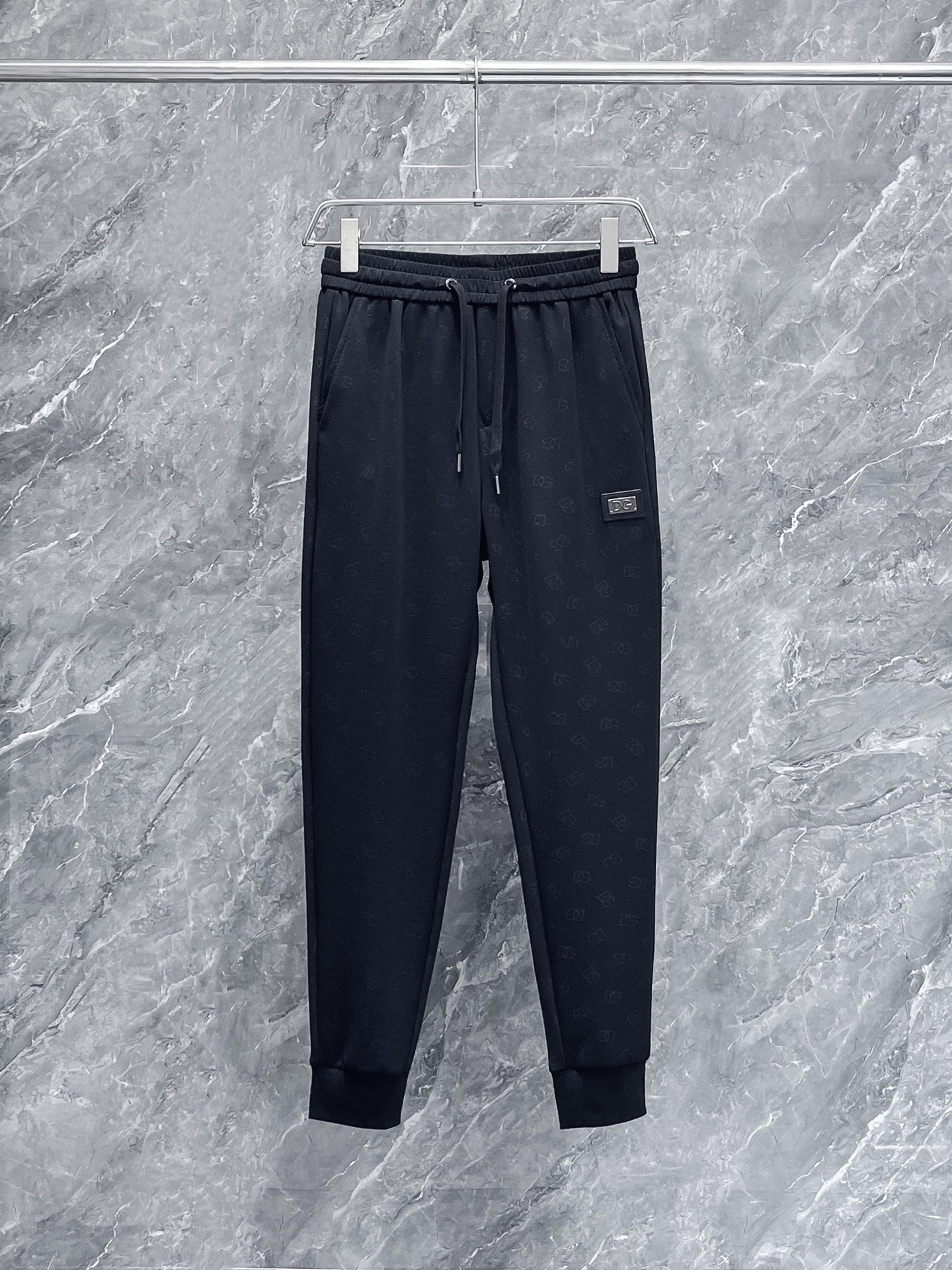 NO:124422,Dolce & Gabbana Spring 2025 new casual pants! The official website is released simultaneously. The brand's classic LOGO casual pants, customized fabric, excellent comfort and strong hand touch. The work is highly conscious and the perfect quality craftsmanship. Size M-3XL, Dolce & Gabbana, alexander wang19860909杜嘉班纳 2025春季新款休闲裤！官网同步发售.品牌经典LOGO休闲裤,定制面料,舒适度极好,手触感 烈.辦识度极高,完美品相工艺.尺码M-3XL,,Dolce&Gabbana,alexander wang,Men's clothing