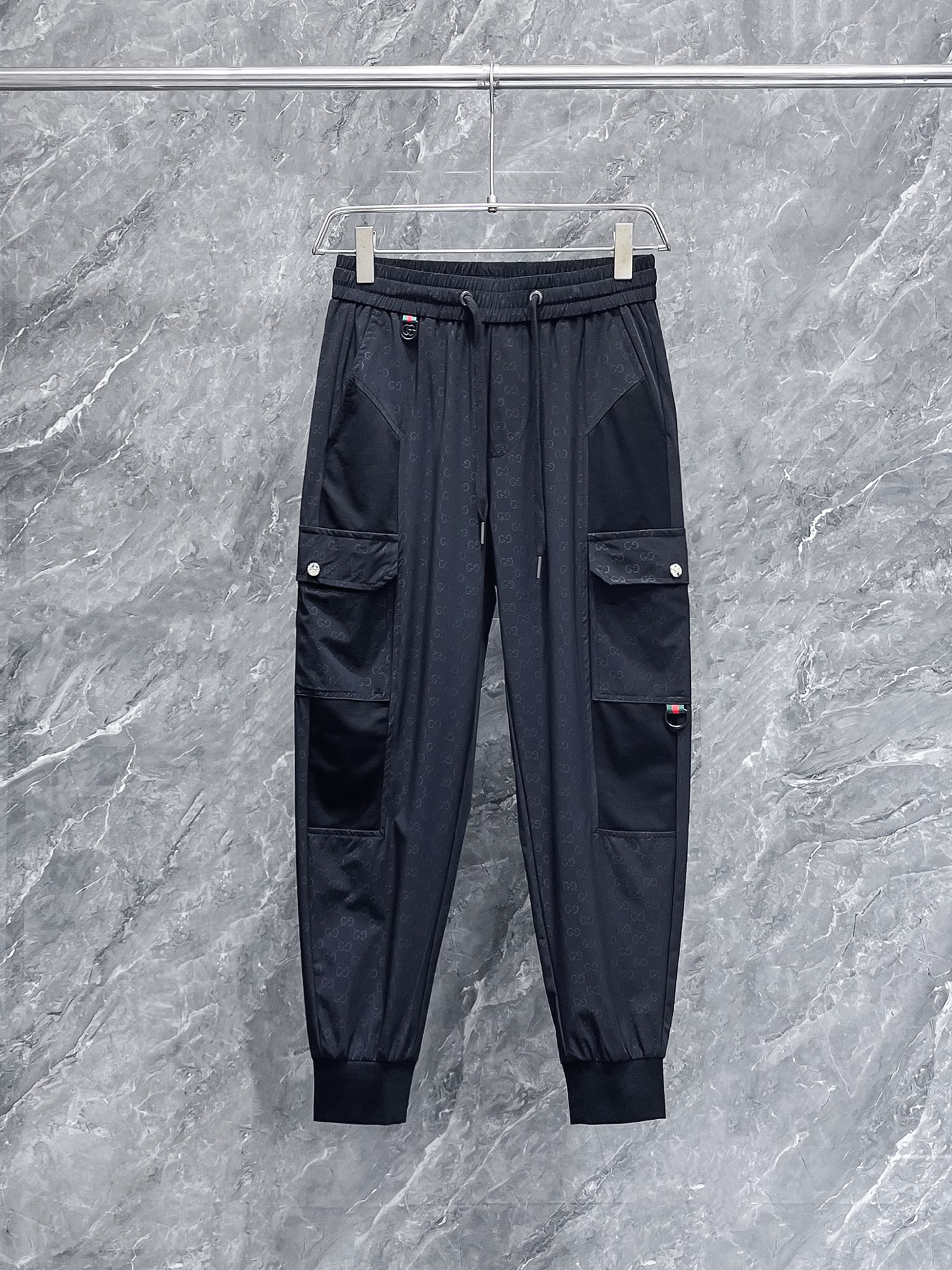 NO:124430,Guqi New spring 2025 casual pants! The official website is released simultaneously. The brand's classic LOGO casual pants, customized fabric, excellent comfort and strong hand touch. The work is highly conscious and the perfect quality craftsmanship. Size M-3XL, alexander wang19860909古奇 2025春季新款休闲裤！官网同步发售.品牌经典LOGO休闲裤,定制面料,舒适度极好,手触感 烈.辦识度极高,完美品相工艺.尺码M-3XL,,alexander wang,Men's clothing