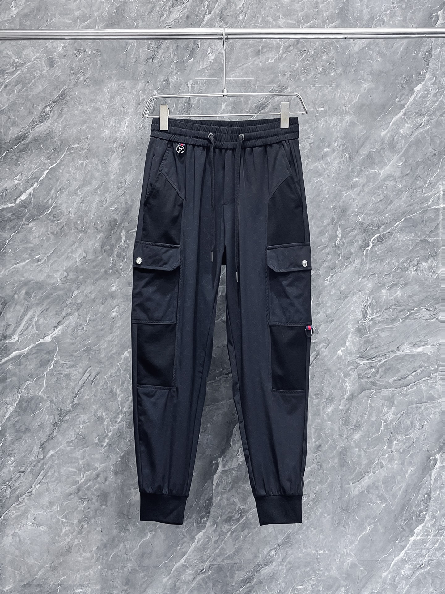 NO:124412,LV 2025 spring new casual pants! The official website is released simultaneously. The brand's classic LOGO casual pants, customized fabric, excellent comfort and strong hand touch. The work is extremely sensitive and the perfect quality craftsmanship. Size M-3XL, louis vuitton, alexander wang19860909LV 2025春季新款休闲裤！官网同步发售.品牌经典LOGO休闲裤,定制面料,舒适度极好,手触感 烈.辦识度极高,完美品相工艺.尺码M-3XL,,louis vuitton,alexander wang,Men's clothing