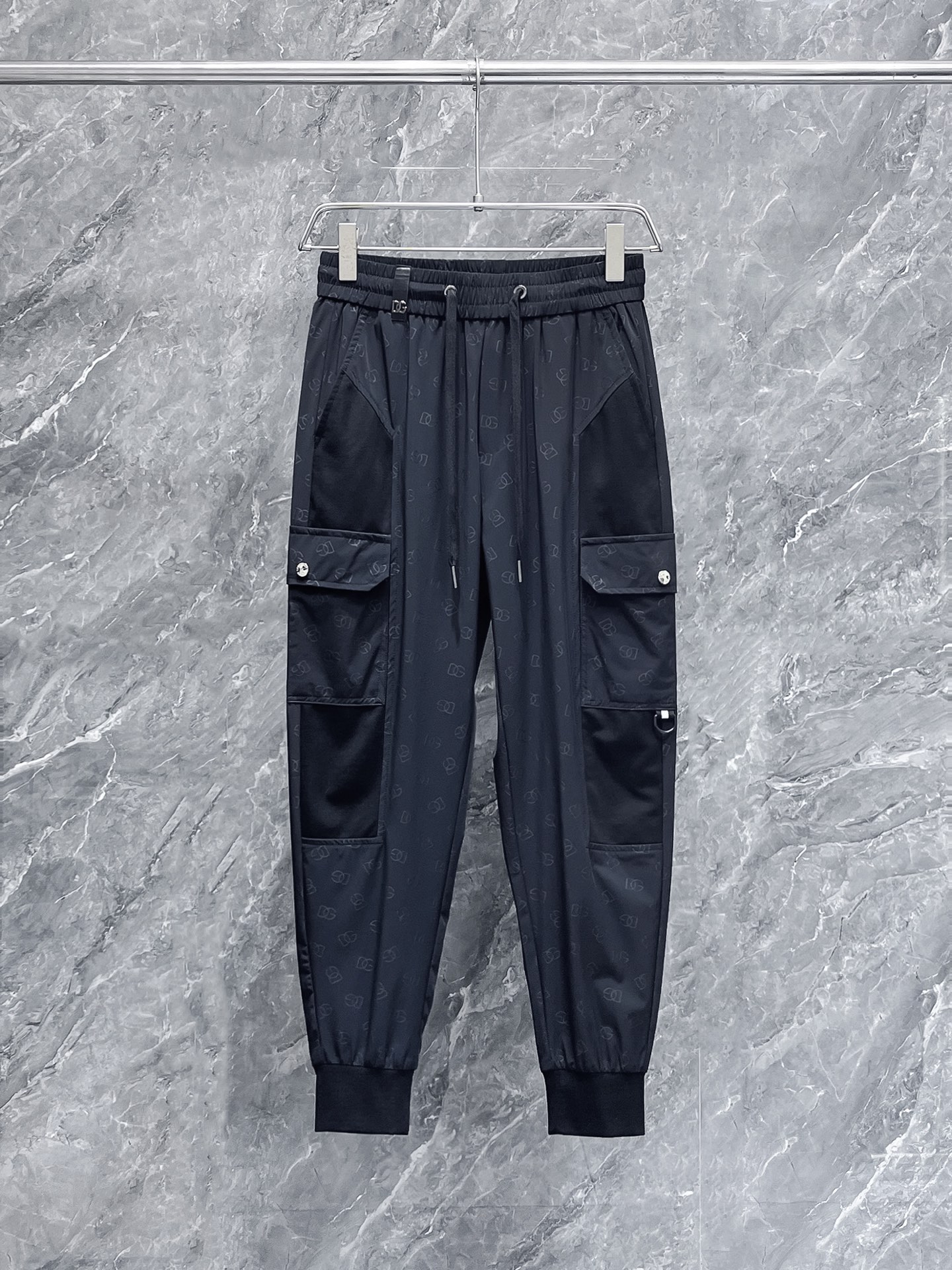 NO:124428,Dolce & Gabbana Spring 2025 new casual pants! The official website is released simultaneously. The brand's classic LOGO casual pants, customized fabric, excellent comfort and strong hand touch. The work is highly conscious and the perfect quality craftsmanship. Size M-3XL, Dolce & Gabbana, alexander wang19860909杜嘉班纳 2025春季新款休闲裤！官网同步发售.品牌经典LOGO休闲裤,定制面料,舒适度极好,手触感 烈.辦识度极高,完美品相工艺.尺码M-3XL,,Dolce&Gabbana,alexander wang,Men's clothing