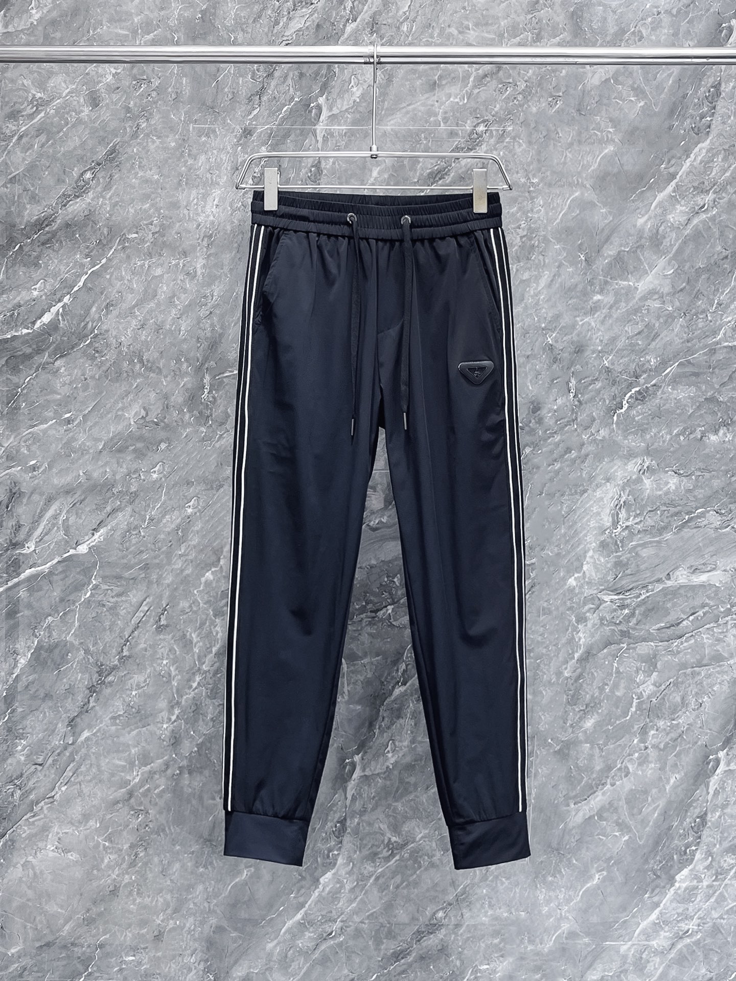 NO:124433,Prada 2025 spring new casual pants! The official website is released simultaneously. The brand's classic LOGO casual pants, customized fabric, excellent comfort and strong hand touch. The work is highly conscious and the perfect quality craftsmanship. Size M-3XL, prada, alexander wang19860909普拉达 2025春季新款休闲裤！官网同步发售.品牌经典LOGO休闲裤,定制面料,舒适度极好,手触感 烈.辦识度极高,完美品相工艺.尺码M-3XL,,prada,alexander wang,Men's clothing