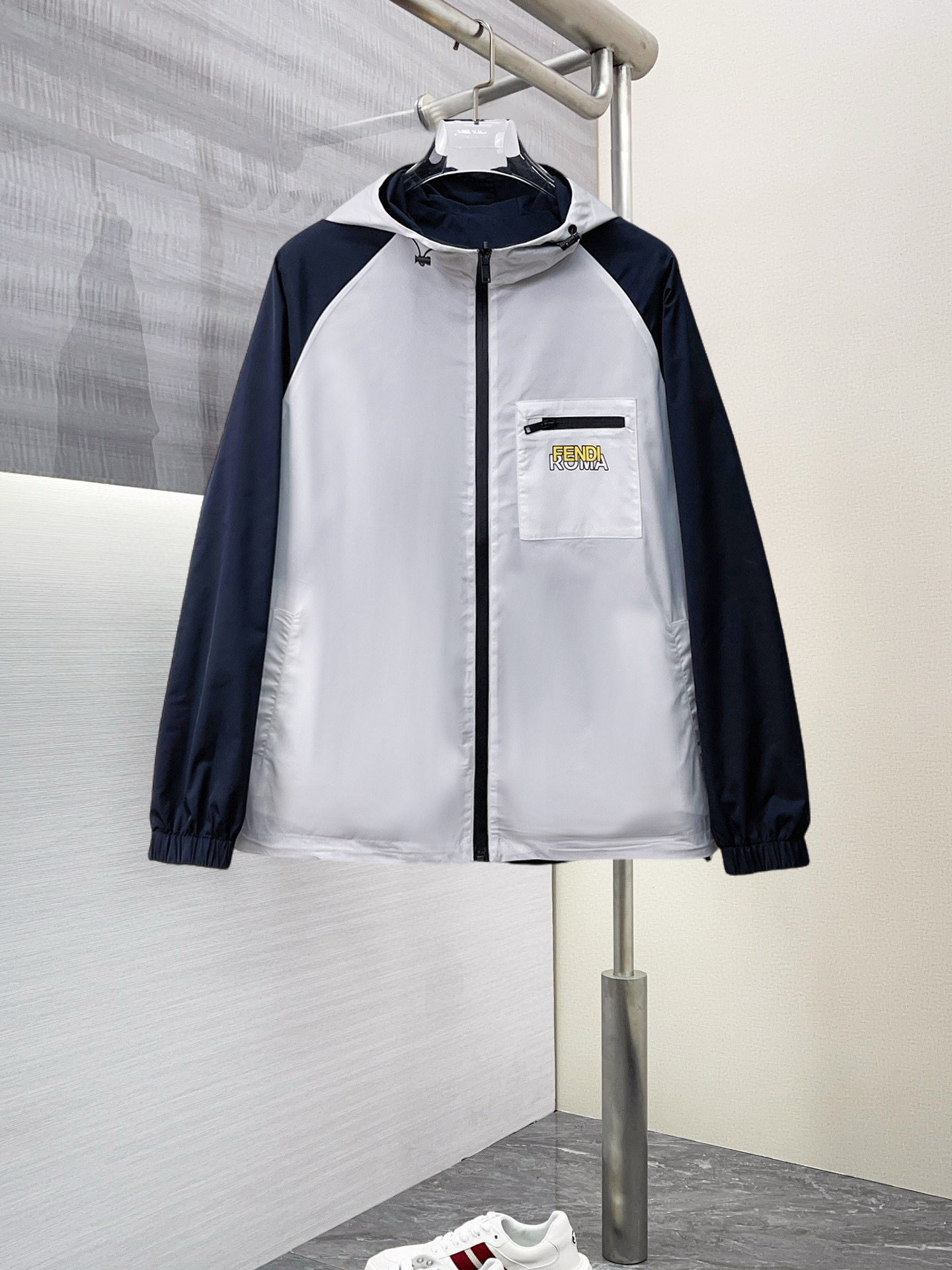 NO:125841,Fendi double-sided wear, 2025 spring new jacket jacket, the new product on the show is perfect, comfortable and warm, the three-standard complete colors and full and attractive, and the very outstanding design easily advances the sense of fashion, the workmanship is extremely exquisite and rigorous, and the wiring is neat and meticulous!  A masterpiece of a big-name designer!  The upper body doesn't look bloated and super handsome!  Spot code M ~ XXXL,,fendi,jackets & coats,jackets & coats,alexander wang19860909芬迪 双面穿,2025开春新款夹克外套,秀场新品品相非常完美,舒适保暖,三标齐全色泽饱满诱人,非常出彩的设计,轻松将时髦感进阶,做工极为考究严谨,走线工整细致！大牌设计师巨作！上身不显臃肿、超级帅气！现货码数M ～ XXXL,,fendi,jackets & coats,jackets & coats,alexander wang,Men's clothing