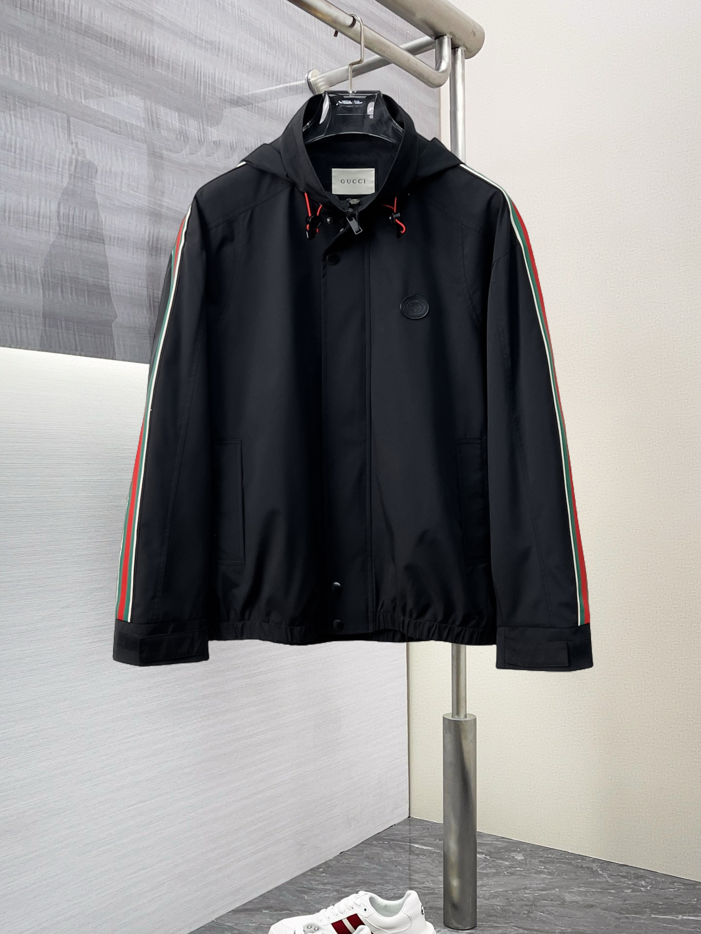 NO:125847,Guqi 2025 Spring New Jacket Jacket, the new product on the show is perfect, comfortable and warm, the three standards are complete in color and full and attractive, and the very outstanding design easily advances the sense of fashion, the workmanship is extremely exquisite and rigorous, and the wiring is neat and meticulous!  A masterpiece of a big-name designer!  The upper body doesn't look bloated and super handsome!  Spot code M ~ XXXL,,jackets & coats,jackets & coats,alexander wang19860909古奇 2025开春新款夹克外套,秀场新品品相非常完美,舒适保暖,三标齐全色泽饱满诱人,非常出彩的设计,轻松将时髦感进阶,做工极为考究严谨,走线工整细致！大牌设计师巨作！上身不显臃肿、超级帅气！现货码数M ～ XXXL,,jackets & coats,jackets & coats,alexander wang,Men's clothing