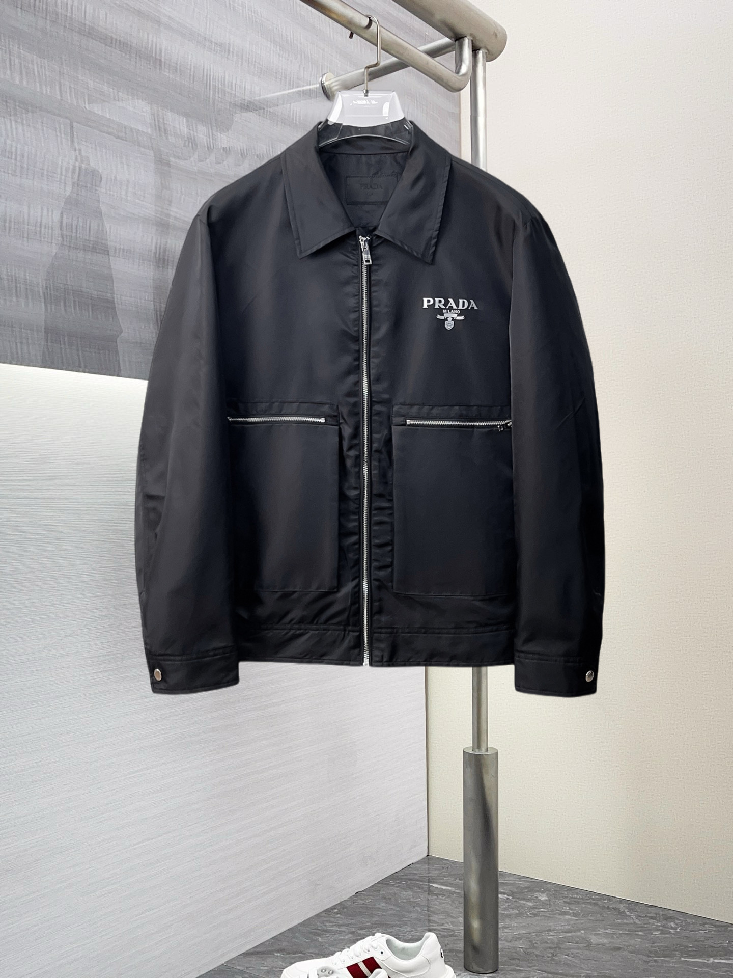 NO:125805,Prada 2025 Spring New Jacket Jacket, the new product on the show is perfect, comfortable and warm, the three standards are complete in color and full and attractive, and the very outstanding design easily advances the sense of fashion, the workmanship is extremely exquisite and rigorous, and the wiring is neat and meticulous!  A masterpiece of a big-name designer!  The upper body doesn't look bloated and super handsome!  Spot code M ~ XXXL,,prada,jackets & coats,jackets & coats,alexander wang19860909普拉达 2025开春新款夹克外套,秀场新品品相非常完美,舒适保暖,三标齐全色泽饱满诱人,非常出彩的设计,轻松将时髦感进阶,做工极为考究严谨,走线工整细致！大牌设计师巨作！上身不显臃肿、超级帅气！现货码数M ～ XXXL,,prada,jackets & coats,jackets & coats,alexander wang,Men's clothing