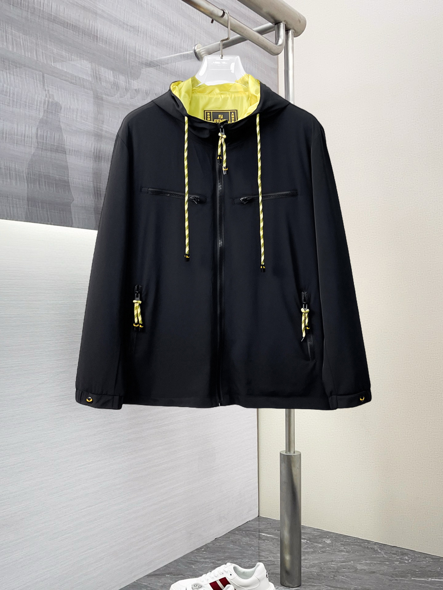 NO:125844,Fendi 2025 Spring New Jacket Jacket, the new product on the show is perfect, comfortable and warm, the three standards are complete in color and full and attractive, and the very outstanding design easily advances the sense of fashion. The workmanship is extremely exquisite and rigorous, and the wiring is neat and meticulous!  A masterpiece of a big-name designer!  The upper body doesn't look bloated and super handsome!  Spot code M ~ XXXL,,fendi,jackets & coats,jackets & coats,alexander wang19860909芬迪 2025开春新款夹克外套,秀场新品品相非常完美,舒适保暖,三标齐全色泽饱满诱人,非常出彩的设计,轻松将时髦感进阶,做工极为考究严谨,走线工整细致！大牌设计师巨作！上身不显臃肿、超级帅气！现货码数M ～ XXXL,,fendi,jackets & coats,jackets & coats,alexander wang,Men's clothing