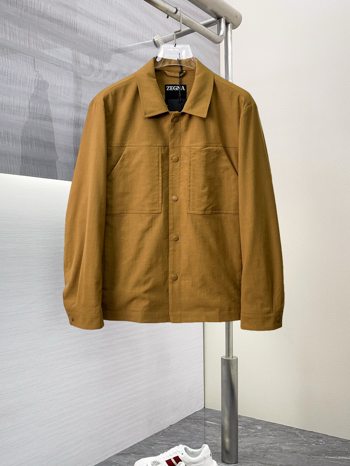 NO:125808,Jenia's new spring jacket 2025, the new product on the show is perfect, comfortable and warm, the three standards have a complete color and full color, and the very outstanding design easily advances the sense of fashion, the workmanship is extremely exquisite and rigorous, and the wiring is neat and meticulous!  A masterpiece of a big-name designer!  The upper body doesn't look bloated and super handsome!  Spot code M ~ XXXL, zegna, jackets & coats, jackets & coats, alexander wang19860909杰尼亚 2025开春新款夹克外套,秀场新品品相非常完美,舒适保暖,三标齐全色泽饱满诱人,非常出彩的设计,轻松将时髦感进阶,做工极为考究严谨,走线工整细致！大牌设计师巨作！上身不显臃肿、超级帅气！现货码数M ～ XXXL,,zegna,jackets & coats,jackets & coats,alexander wang,Men's clothing