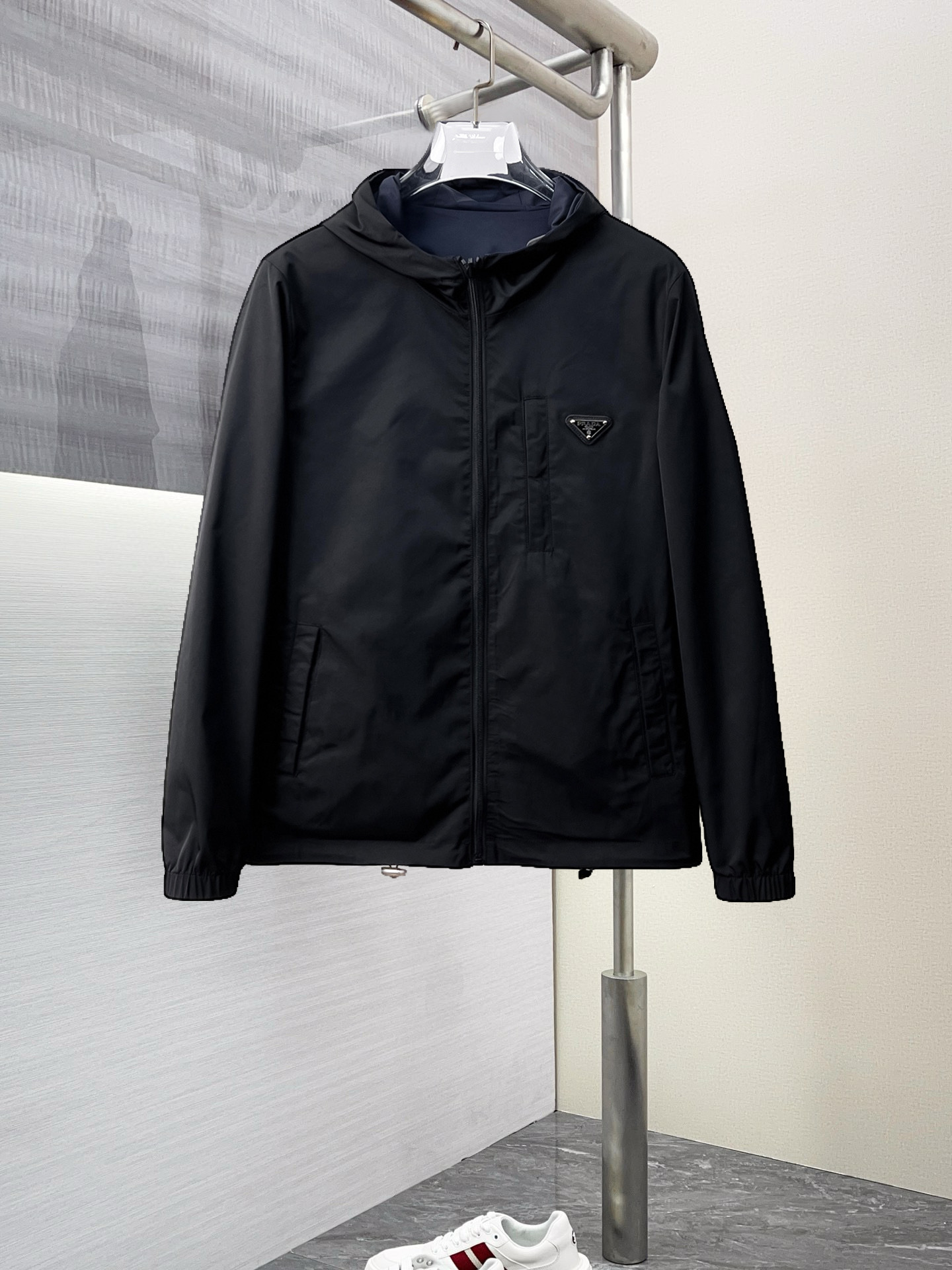 NO:125865,Prada double-sided wear, 2025 spring new jacket jacket, the new product on the show is perfect, comfortable and warm, the three-standard complete colors and full and attractive, and the very outstanding design easily advances the sense of fashion, the workmanship is extremely exquisite and rigorous, and the wiring is neat and meticulous!  A masterpiece of a big-name designer!  The upper body doesn't look bloated and super handsome!  Spot code M ~ XXXL,,prada,jackets & coats,jackets & coats,alexander wang19860909普拉达 双面穿,2025开春新款夹克外套,秀场新品品相非常完美,舒适保暖,三标齐全色泽饱满诱人,非常出彩的设计,轻松将时髦感进阶,做工极为考究严谨,走线工整细致！大牌设计师巨作！上身不显臃肿、超级帅气！现货码数M ～ XXXL,,prada,jackets & coats,jackets & coats,alexander wang,Men's clothing