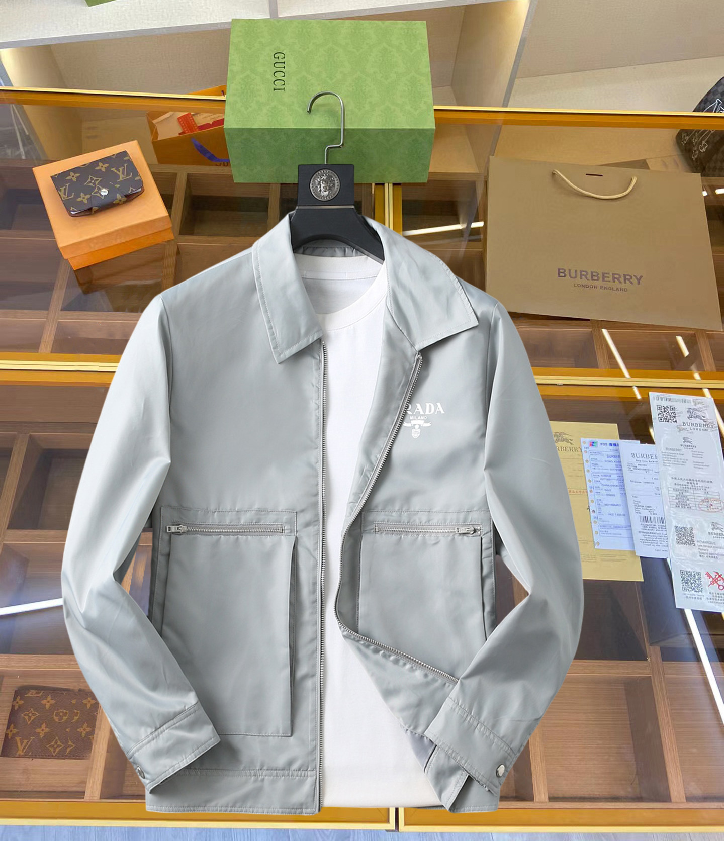 NO:126970,Prada 2025 Spring New Men's Jacket, original single three-standard full high-end version!  Customized fabrics for counters are breathable and comfortable, with impeccable details, brand elements design concept, professional purchasing level reflects high quality. The feel is delicate and soft!  It is casually cut, with a great upper body style!  Code number M~XXXL,,prada,jackets & coats,jackets & coats,alexander wang19860909普拉达 2025开春新款男士夹克外套,原单三标齐全高端版本！专柜定制面料 透气舒适度高,细节无可挑剔,品牌元素设计理念,专业代购级体现高品质.手感细腻柔软！呈现休闲裁剪,上身版型超赞！码数M～XXXL,,prada,jackets & coats,jackets & coats,alexander wang,Men's clothing