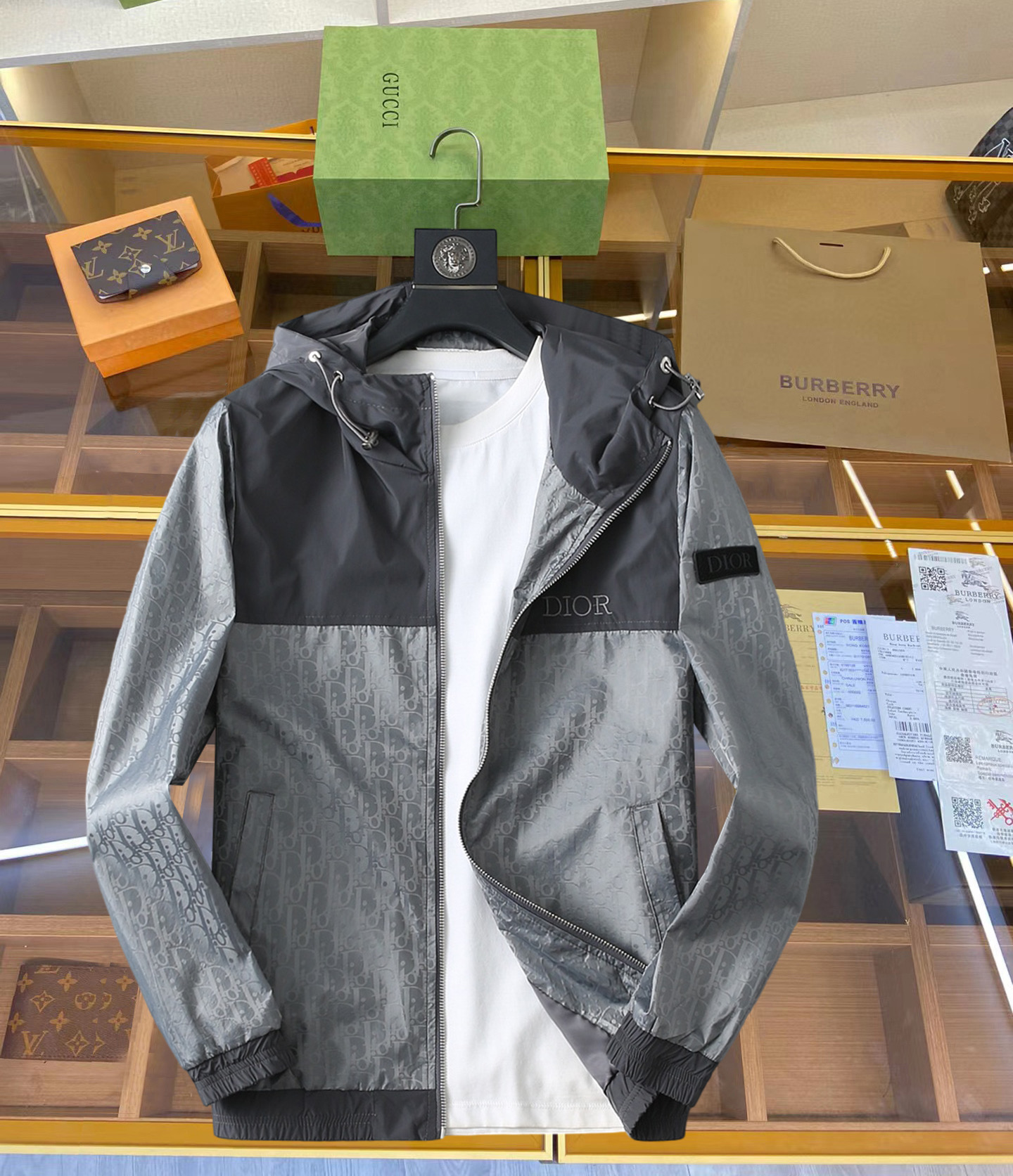 NO:126969,Dior 2025 new men's jacket in the spring, the original three-standard high-end version!  Customized fabrics for counters are breathable and comfortable, with impeccable details, brand elements design concept, professional purchasing level reflects high quality. The feel is delicate and soft!  It is casually cut, with a great upper body style!  Code number M~XXXL,,dior,jackets & coats,jackets & coats,alexander wang19860909迪奥 2025开春新款男士夹克外套,原单三标齐全高端版本！专柜定制面料 透气舒适度高,细节无可挑剔,品牌元素设计理念,专业代购级体现高品质.手感细腻柔软！呈现休闲裁剪,上身版型超赞！码数M～XXXL,,dior,jackets & coats,jackets & coats,alexander wang,Men's clothing