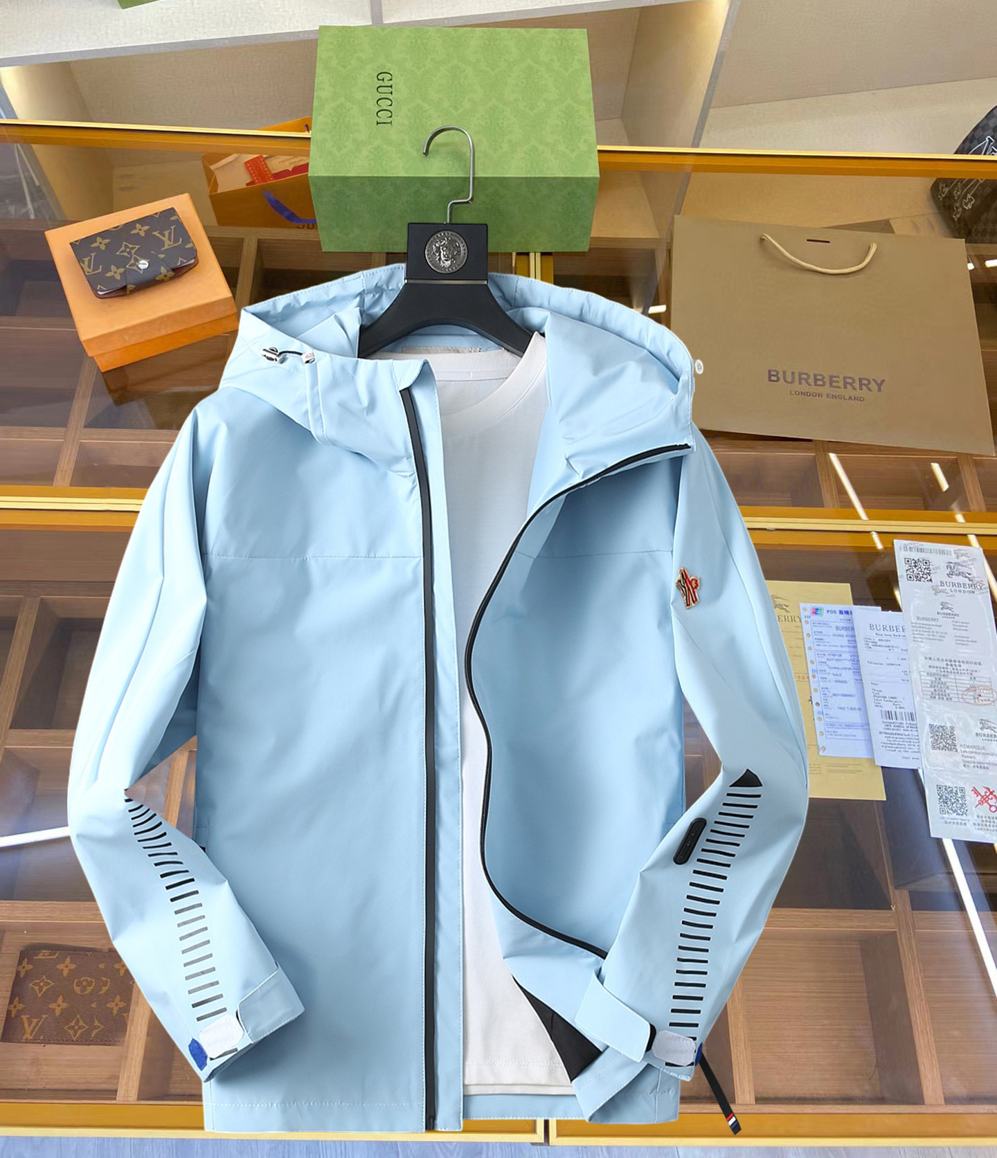 NO:126971,The new men's jacket for spring 2025, the original single three-standard full high-end version!  Customized fabrics for counters are breathable and comfortable, with impeccable details, brand elements design concept, professional purchasing level reflects high quality. The feel is delicate and soft!  It is casually cut, with a great upper body style!  Code number M~XXXL, Moncler, jackets & coats, jackets & coats, alexander wang19860909蒙口 2025开春新款男士夹克外套,原单三标齐全高端版本！专柜定制面料 透气舒适度高,细节无可挑剔,品牌元素设计理念,专业代购级体现高品质.手感细腻柔软！呈现休闲裁剪,上身版型超赞！码数M～XXXL,,Moncler,jackets & coats,jackets & coats,alexander wang,Men's clothing