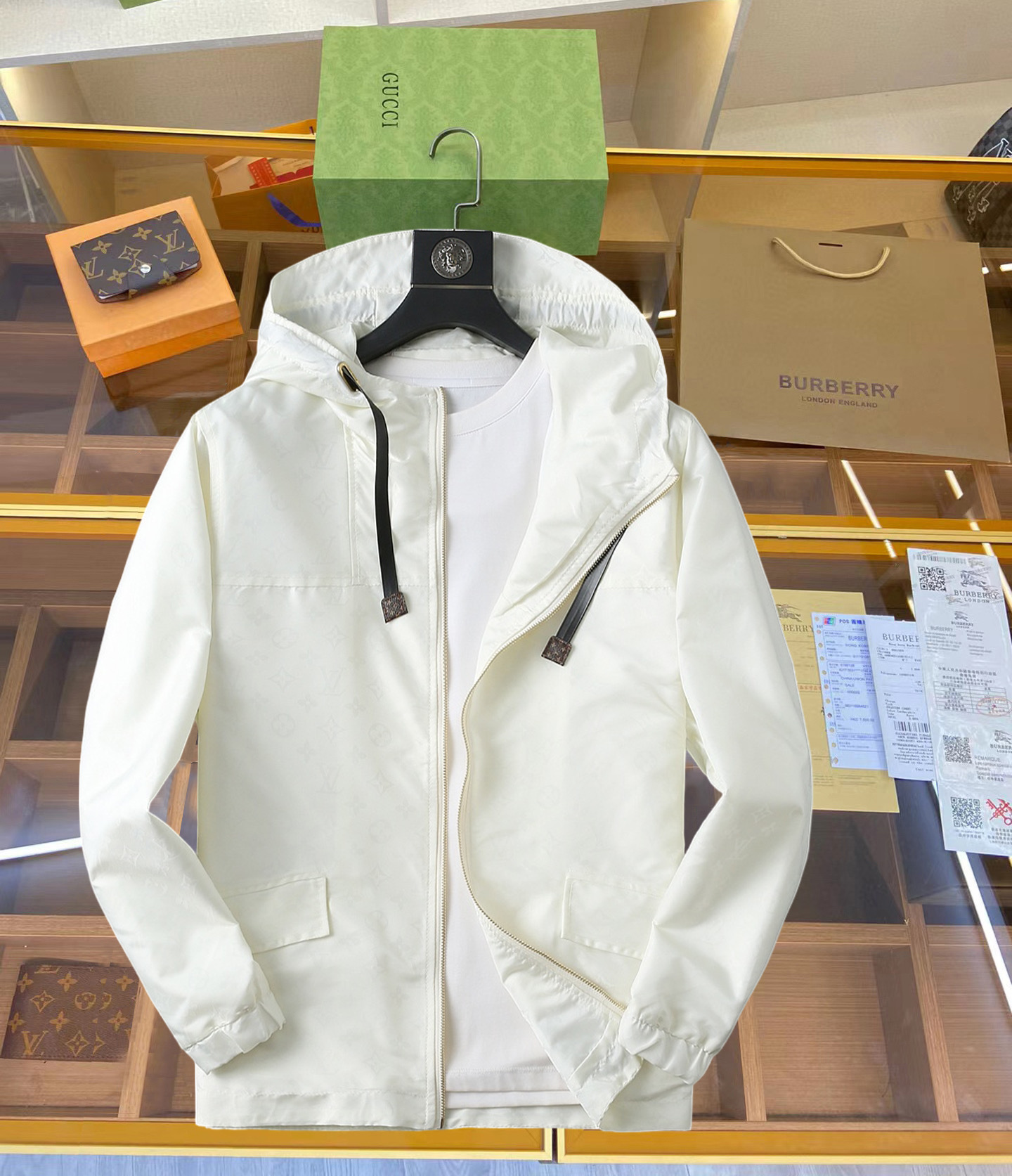 NO:126959,LV 2025 Spring New Men's Jacket, original single three-standard full high-end version!  Customized fabrics for counters are breathable and comfortable, with impeccable details, brand elements design concept, professional purchasing level reflects high quality. The feel is delicate and soft!  It is casually cut, with a great upper body style!  Number of codes M~XXXL, louis vuitton,jackets & coats,jackets & coats,alexander wang19860909LV 2025开春新款男士夹克外套,原单三标齐全高端版本！专柜定制面料 透气舒适度高,细节无可挑剔,品牌元素设计理念,专业代购级体现高品质.手感细腻柔软！呈现休闲裁剪,上身版型超赞！码数M～XXXL,,louis vuitton,jackets & coats,jackets & coats,alexander wang,Men's clothing