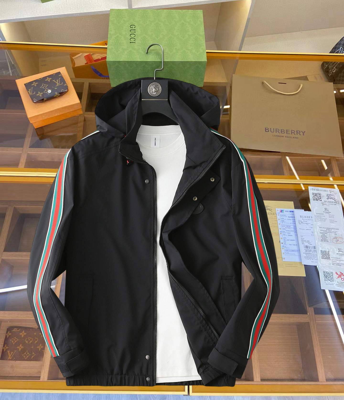 NO:126967,Guqi 2025 Spring New Men's Jacket, original single three-standard full high-end version!  Customized fabrics for counters are breathable and comfortable, with impeccable details, brand elements design concept, professional purchasing level reflects high quality. The feel is delicate and soft!  It is casually cut, with a great upper body style!  Code number M~XXXL,,jackets & coats,jackets & coats,alexander wang19860909古奇 2025开春新款男士夹克外套,原单三标齐全高端版本！专柜定制面料 透气舒适度高,细节无可挑剔,品牌元素设计理念,专业代购级体现高品质.手感细腻柔软！呈现休闲裁剪,上身版型超赞！码数M～XXXL,,jackets & coats,jackets & coats,alexander wang,Men's clothing