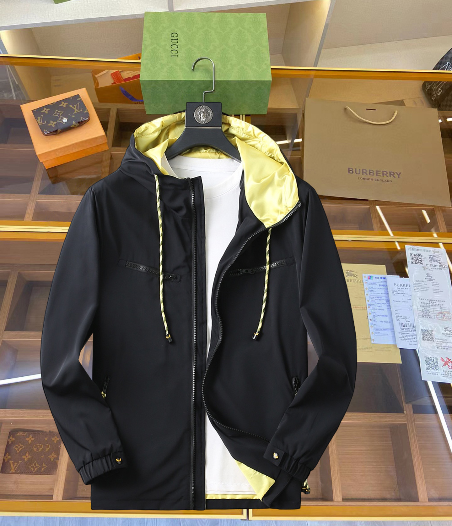 NO:126961,Fendi 2025 Spring New Men's Jacket, original single three-standard full high-end version!  Customized fabrics for counters are breathable and comfortable, with impeccable details, brand elements design concept, professional purchasing level reflects high quality. The feel is delicate and soft!  It is casually cut, with a great upper body style!  Code number M~XXXL,,fendi,jackets & coats,jackets & coats,alexander wang19860909芬迪 2025开春新款男士夹克外套,原单三标齐全高端版本！专柜定制面料 透气舒适度高,细节无可挑剔,品牌元素设计理念,专业代购级体现高品质.手感细腻柔软！呈现休闲裁剪,上身版型超赞！码数M～XXXL,,fendi,jackets & coats,jackets & coats,alexander wang,Men's clothing