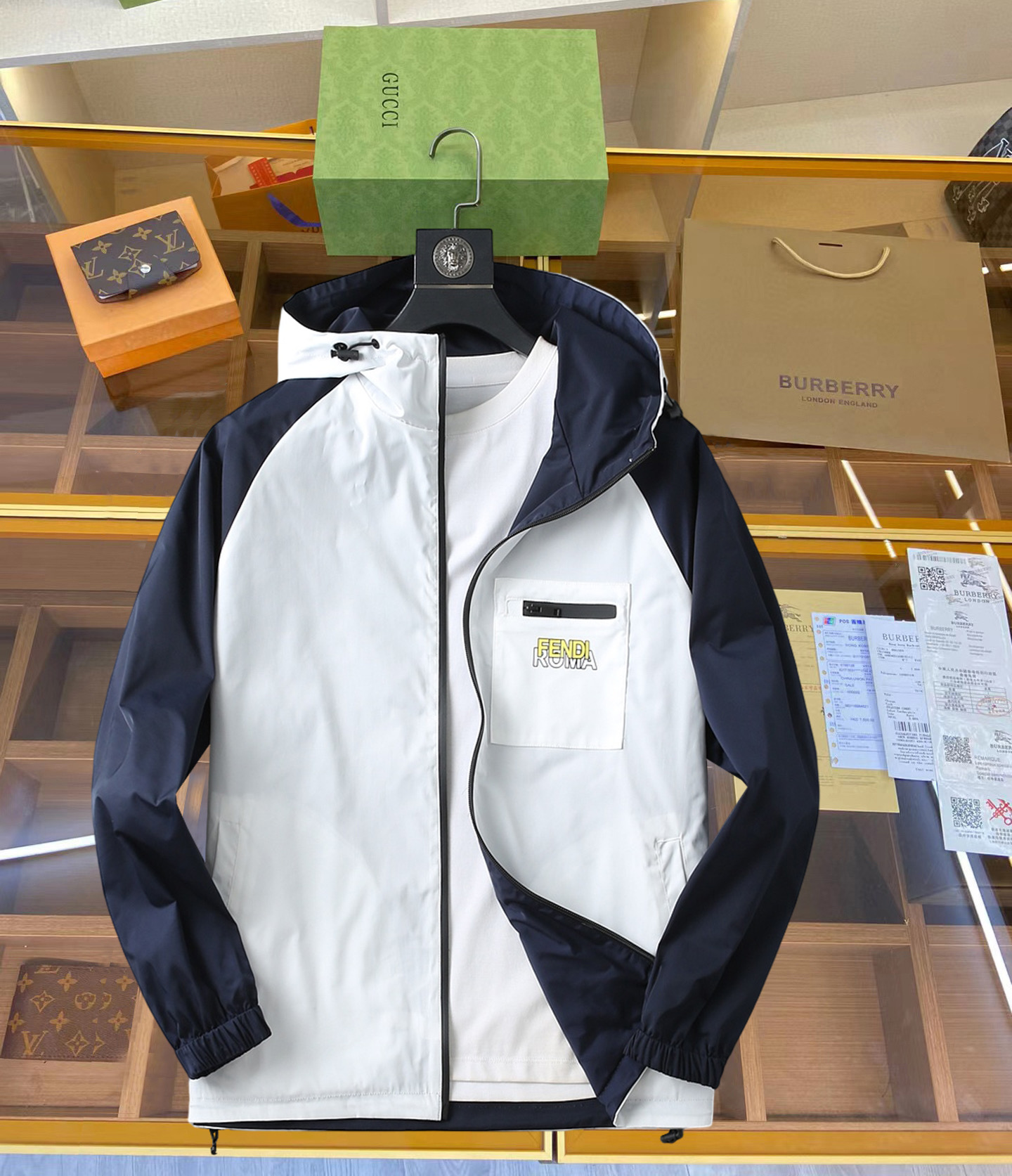 NO:126963,Fendi double-sided wear, 2025 new men's jacket in spring, original single three-standard high-end version!  Customized fabrics for counters are breathable and comfortable, with impeccable details, brand elements design concept, professional purchasing level reflects high quality. The feel is delicate and soft!  It is casually cut, with a great upper body style!  Code number M~XXXL,,fendi,jackets & coats,jackets & coats,alexander wang19860909芬迪 双面穿,2025开春新款男士夹克外套,原单三标齐全高端版本！专柜定制面料 透气舒适度高,细节无可挑剔,品牌元素设计理念,专业代购级体现高品质.手感细腻柔软！呈现休闲裁剪,上身版型超赞！码数M～XXXL,,fendi,jackets & coats,jackets & coats,alexander wang,Men's clothing