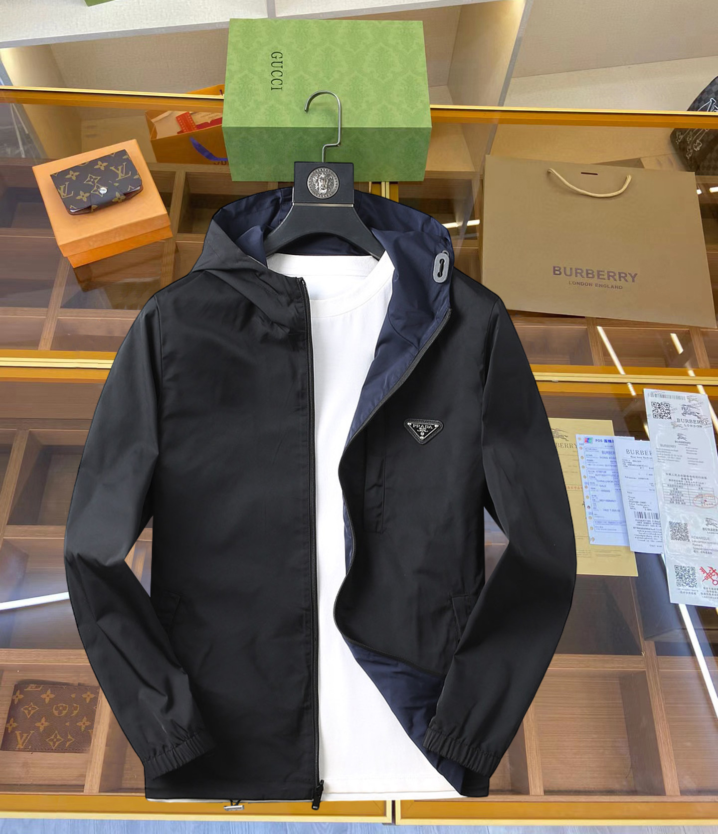 NO:126976,Prada double-sided wear, 2025 new men's jacket for spring 2025, original single three-standard high-end version!  Customized fabrics for counters are breathable and comfortable, with impeccable details, brand elements design concept, professional purchasing level reflects high quality. The feel is delicate and soft!  It is casually cut, with a great upper body style!  Code number M~XXXL,,prada,jackets & coats,jackets & coats,alexander wang19860909普拉达 双面穿,2025开春新款男士夹克外套,原单三标齐全高端版本！专柜定制面料 透气舒适度高,细节无可挑剔,品牌元素设计理念,专业代购级体现高品质.手感细腻柔软！呈现休闲裁剪,上身版型超赞！码数M～XXXL,,prada,jackets & coats,jackets & coats,alexander wang,Men's clothing