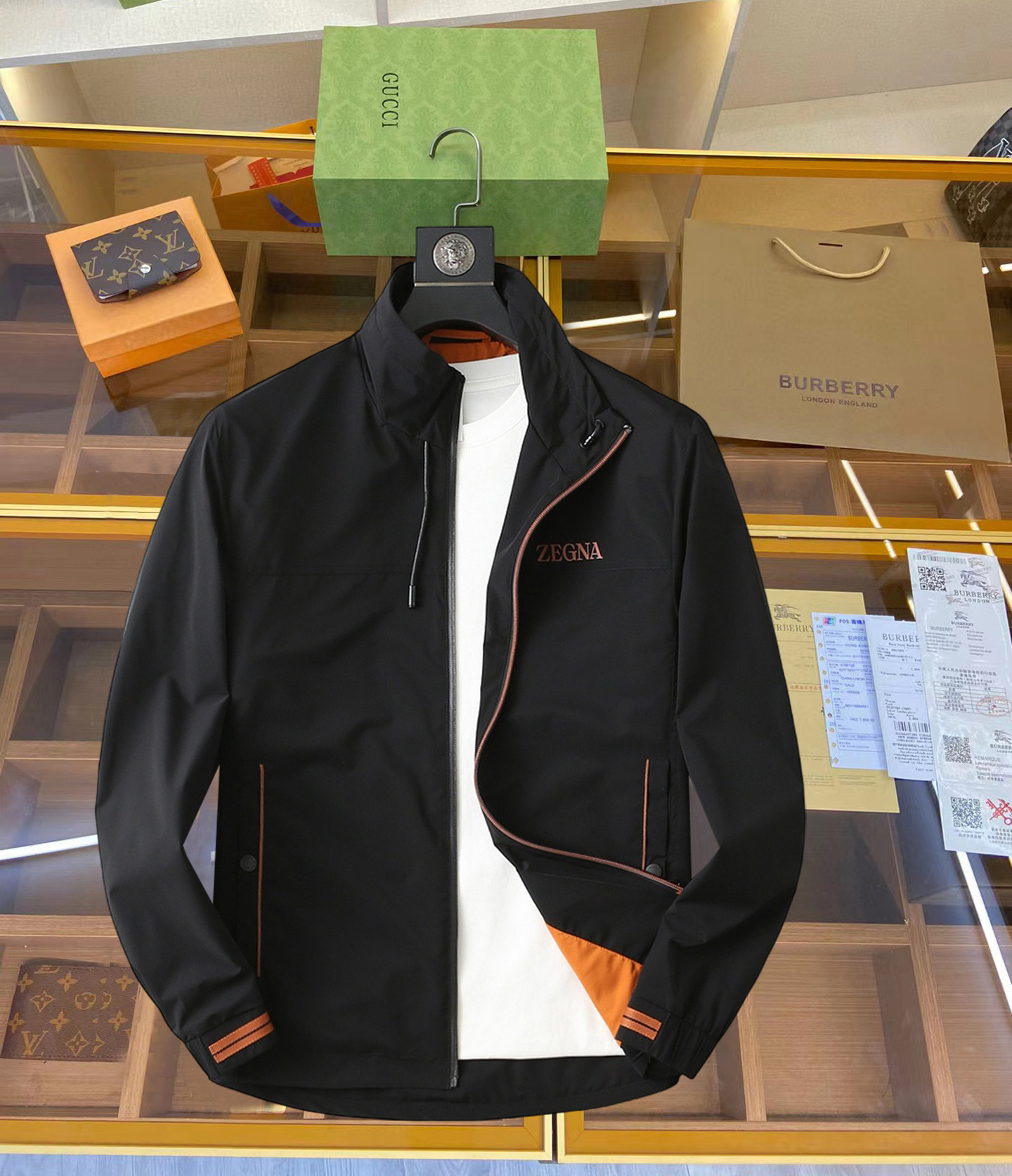 NO:126968,Zenia's new men's jacket in the spring of 2025, the original three-standard full high-end version!  Customized fabrics for counters are breathable and comfortable, with impeccable details, brand elements design concept, professional purchasing level reflects high quality. The feel is delicate and soft!  It is casually cut, with a great upper body style!  Code number M~XXXL, zegna, jackets & coats, jackets & coats, alexander wang19860909杰尼亚 2025开春新款男士夹克外套,原单三标齐全高端版本！专柜定制面料 透气舒适度高,细节无可挑剔,品牌元素设计理念,专业代购级体现高品质.手感细腻柔软！呈现休闲裁剪,上身版型超赞！码数M～XXXL,,zegna,jackets & coats,jackets & coats,alexander wang,Men's clothing