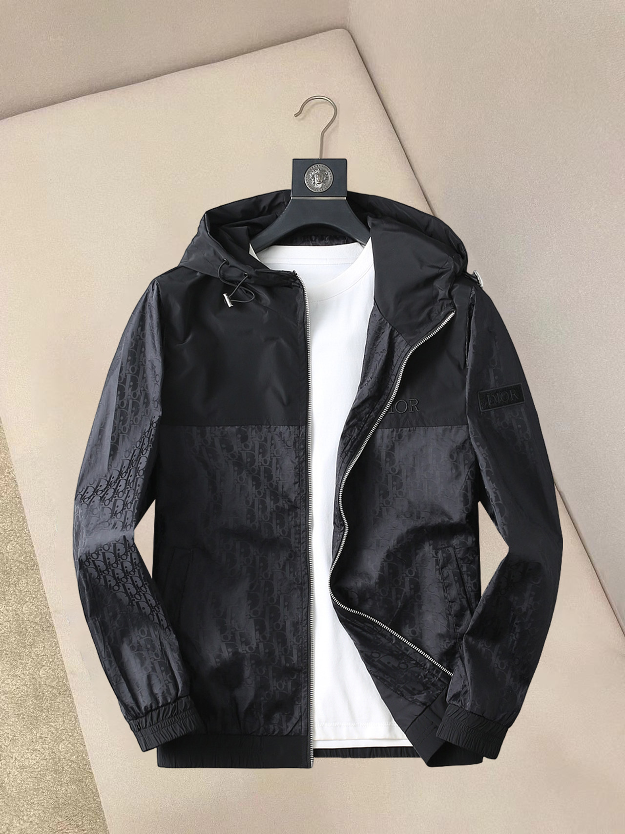 NO:132302,Dior 2025 spring new jacket jacket, the new product on the show is perfect, comfortable and warm, the three standards are complete in color and full and attractive, and the very outstanding design easily advances the sense of fashion, the workmanship is extremely exquisite and rigorous, and the wiring is neat and meticulous!  A masterpiece of a big-name designer!  The upper body doesn't look bloated and super handsome!  Spot code M ~ XXXL,,dior,jackets & coats,jackets & coats,alexander wang19860909迪奥 2025春季新款夹克外套,秀场新品品相非常完美,舒适保暖,三标齐全色泽饱满诱人,非常出彩的设计,轻松将时髦感进阶,做工极为考究严谨,走线工整细致！大牌设计师巨作！上身不显臃肿、超级帅气！现货码数M ～ XXXL,,dior,jackets & coats,jackets & coats,alexander wang,Men's clothing