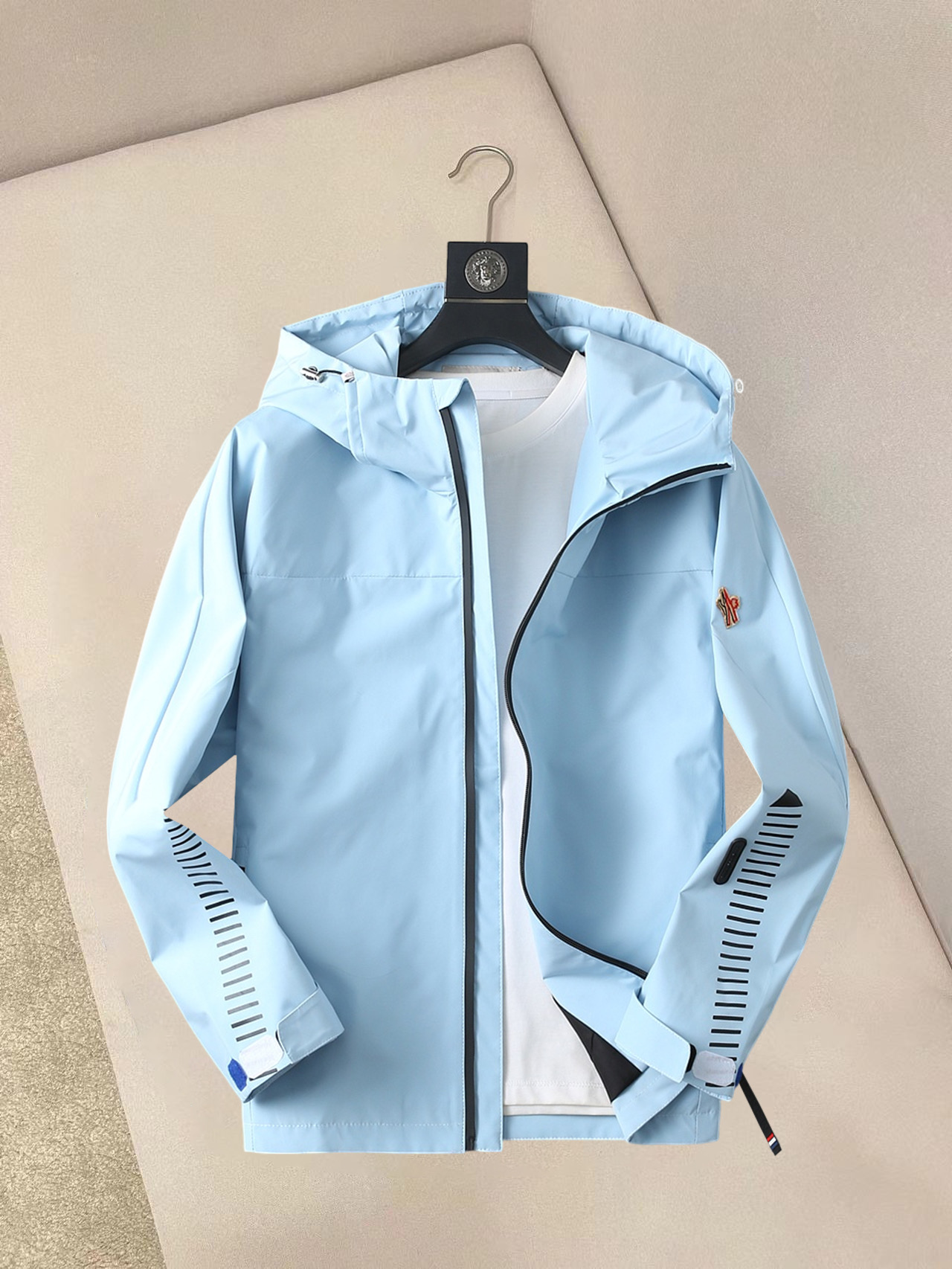 NO:132300,The new 2025 spring jacket, the new product on the show is perfect, comfortable and warm, the three-standard complete colors and full and attractive, and the very outstanding design easily advances the sense of fashion. The workmanship is extremely exquisite and rigorous, and the wiring is neat and meticulous!  A masterpiece of a big-name designer!  The upper body doesn't look bloated and super handsome!  Spot code M ~ XXXL,,Moncler,jackets & coats,jackets & coats,alexander wang19860909蒙口 2025春季新款夹克外套,秀场新品品相非常完美,舒适保暖,三标齐全色泽饱满诱人,非常出彩的设计,轻松将时髦感进阶,做工极为考究严谨,走线工整细致！大牌设计师巨作！上身不显臃肿、超级帅气！现货码数M ～ XXXL,,Moncler,jackets & coats,jackets & coats,alexander wang,Men's clothing